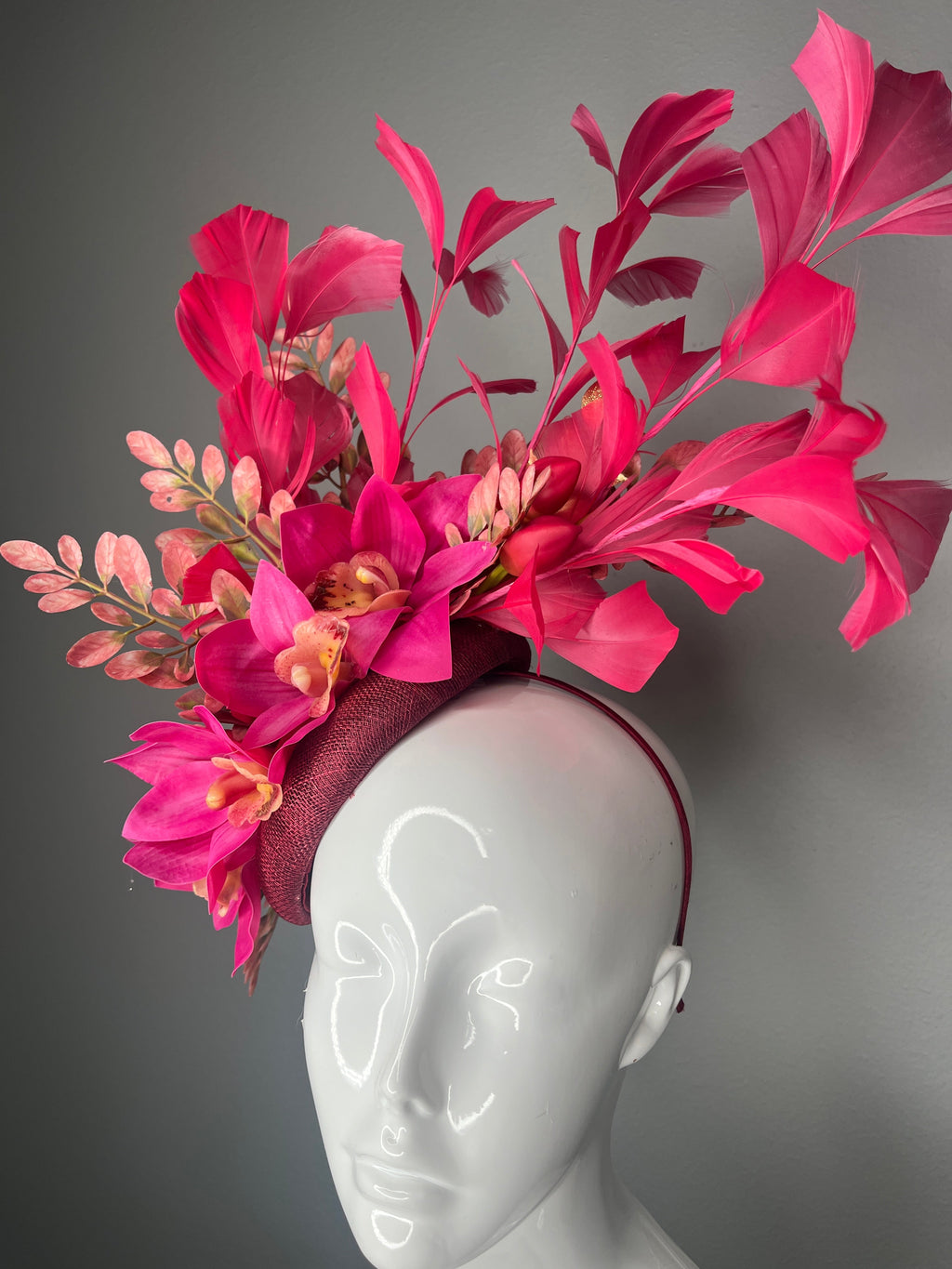 Leuchtrosa Orchid Kentucky Derby Fascinator – Burgund-Basis mit skulpturalem Federspray