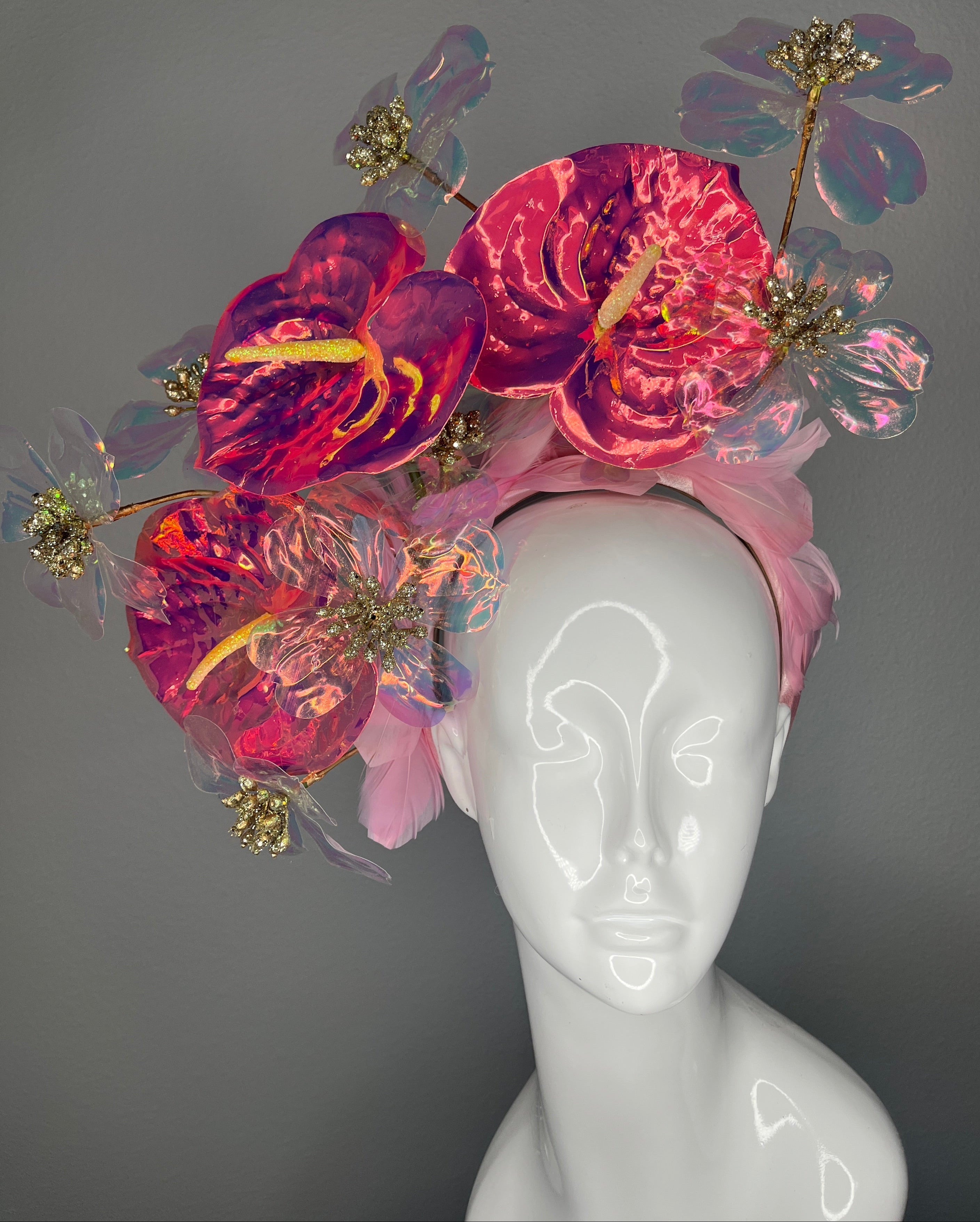 Schillernd Rosa Blumen Kentucky Derby Fascinator – Skulpturales Acrylblumen-Kopfstück mit Goldzentren