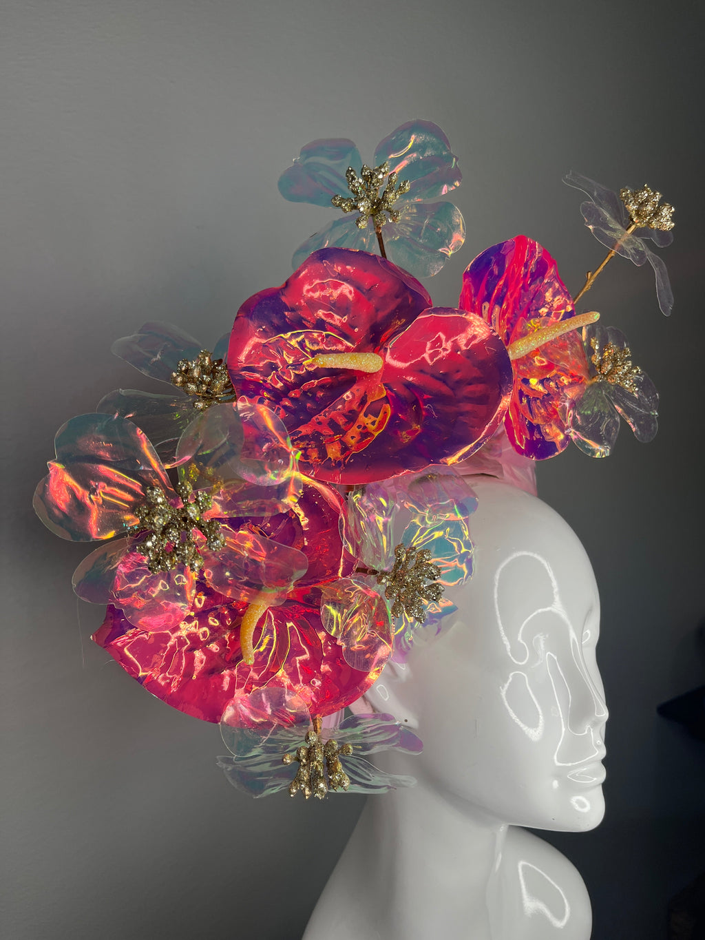 Schillernd Rosa Blumen Kentucky Derby Fascinator – Skulpturales Acrylblumen-Kopfstück mit Goldzentren