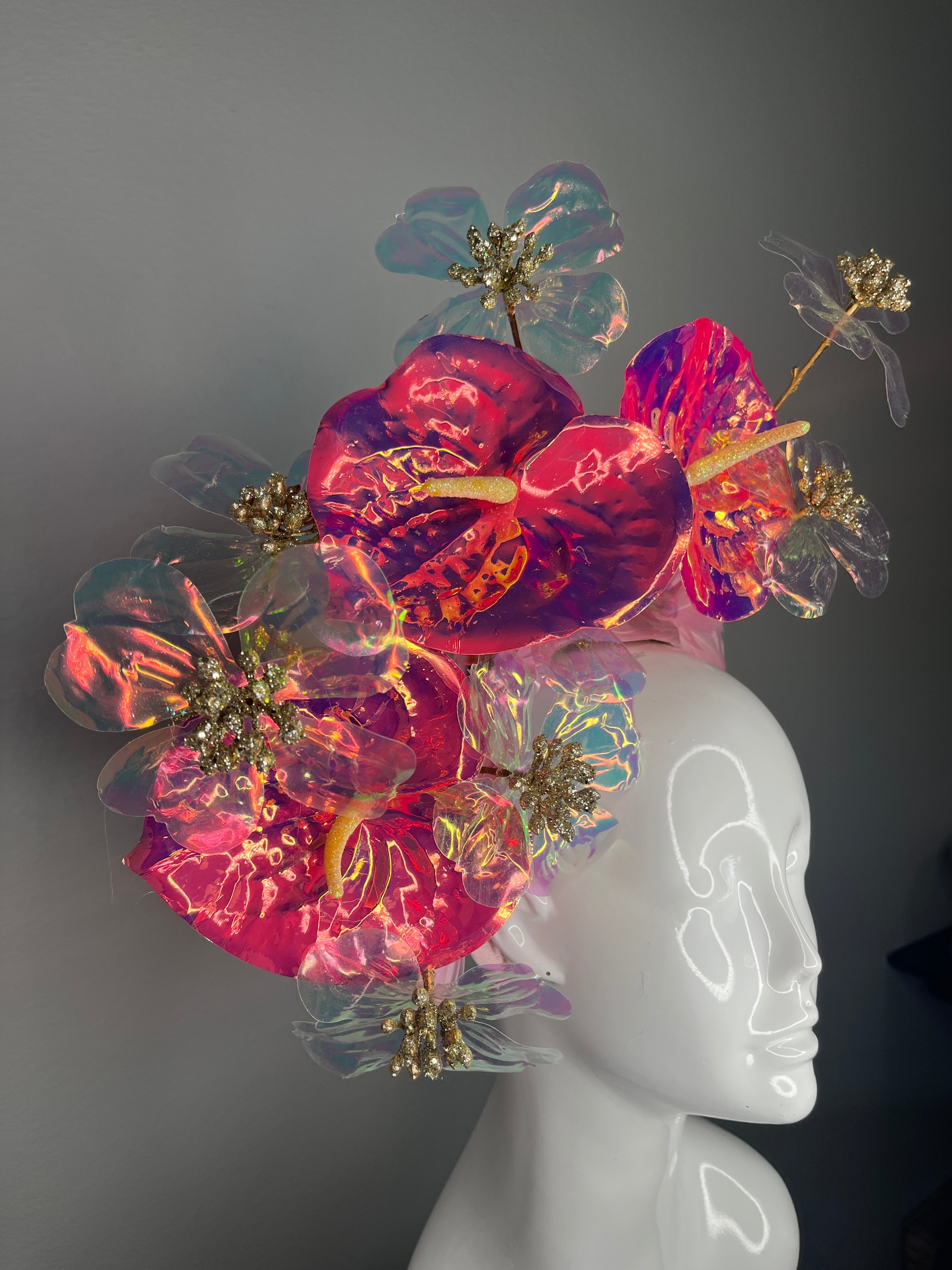 Schillernd Rosa Blumen Kentucky Derby Fascinator – Skulpturales Acrylblumen-Kopfstück mit Goldzentren