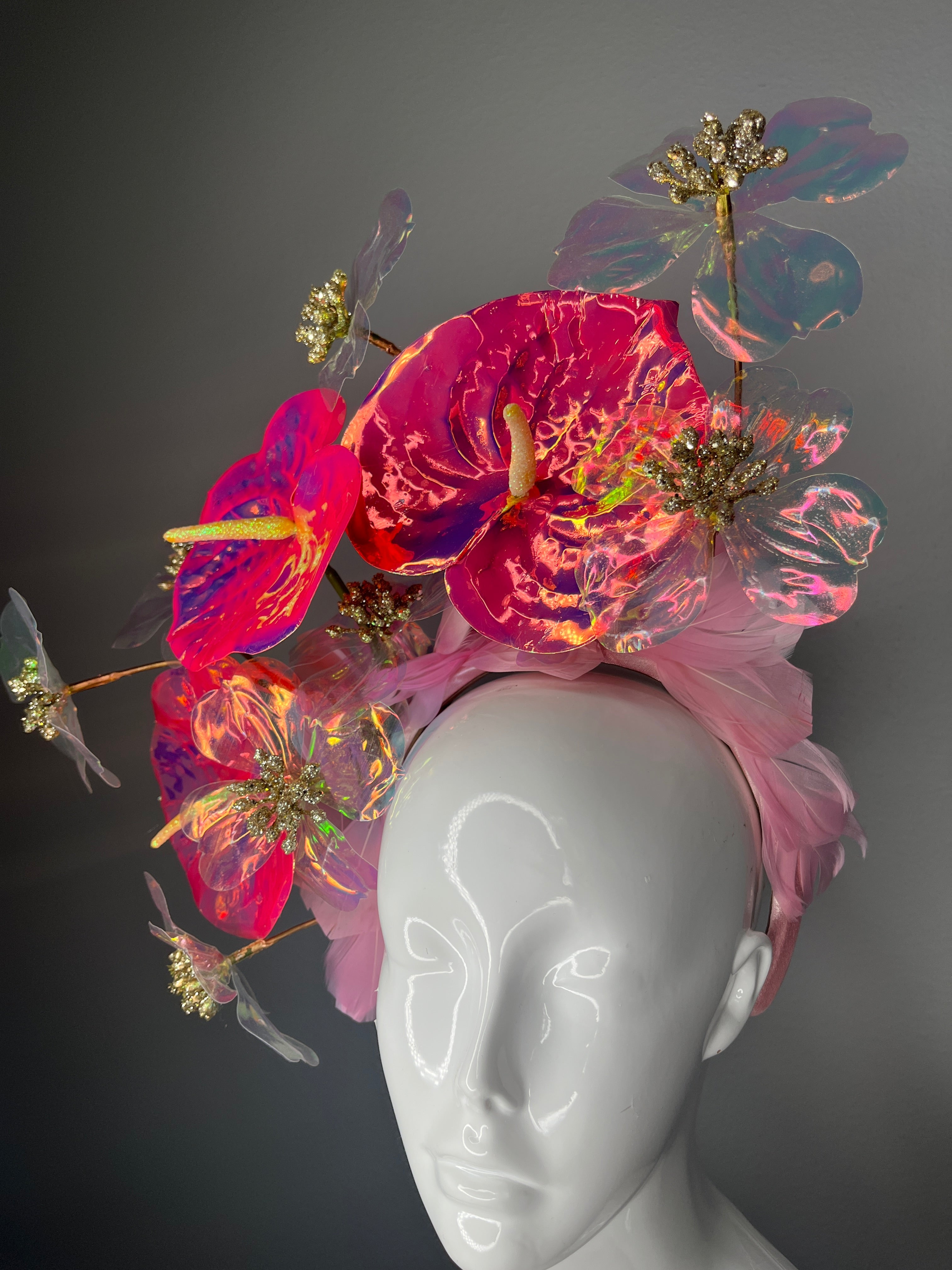 Schillernd Rosa Blumen Kentucky Derby Fascinator – Skulpturales Acrylblumen-Kopfstück mit Goldzentren