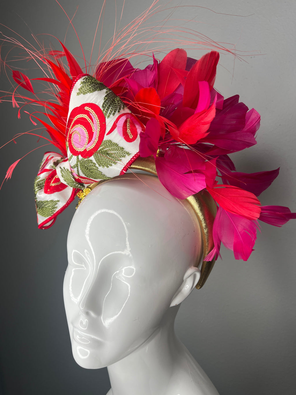 Rot and Rosa Kentucky Derby Fascinator – Blumen Bow Kopfschmuck mit Federn und Gold Haarband