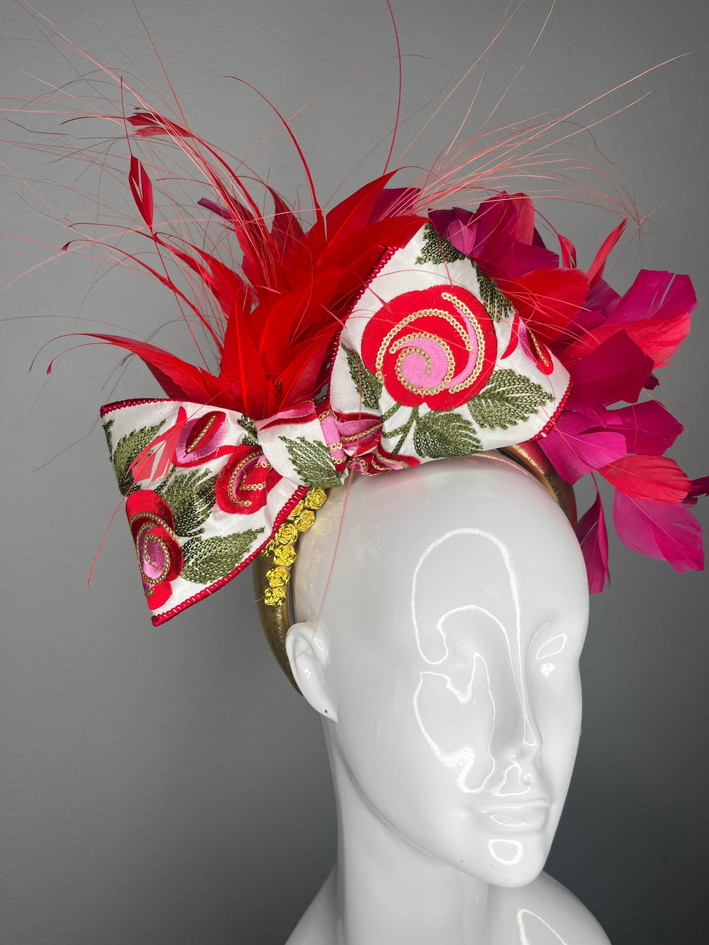 Rot and Rosa Kentucky Derby Fascinator – Blumen Bow Kopfschmuck mit Federn und Gold Haarband