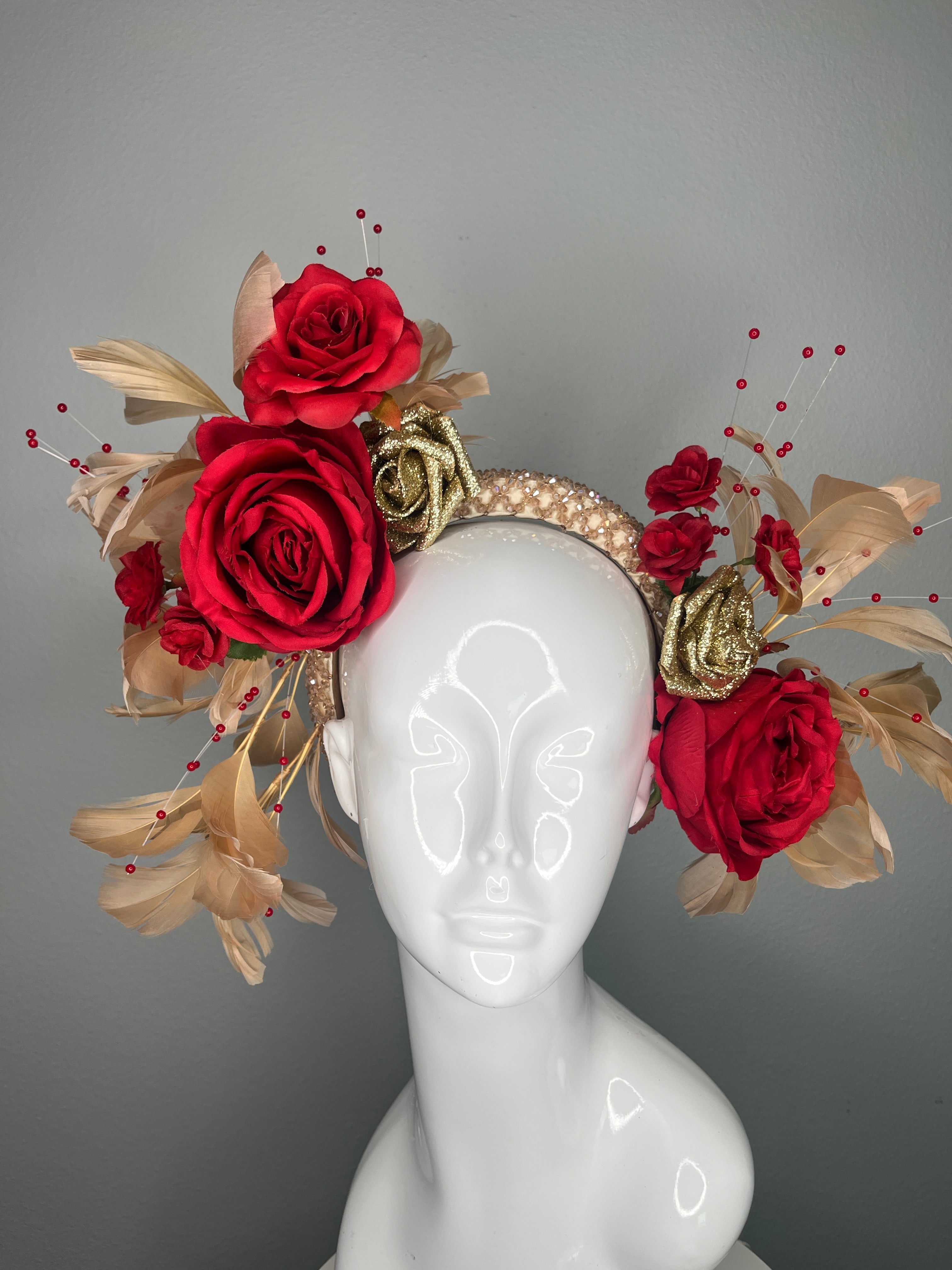 Rot & Gold Rose Derby Fascinator | Dramatischer Kopfschmuck für den Renntag | Kentucky Derby Statement-Krone | Eleganter Blumenhut