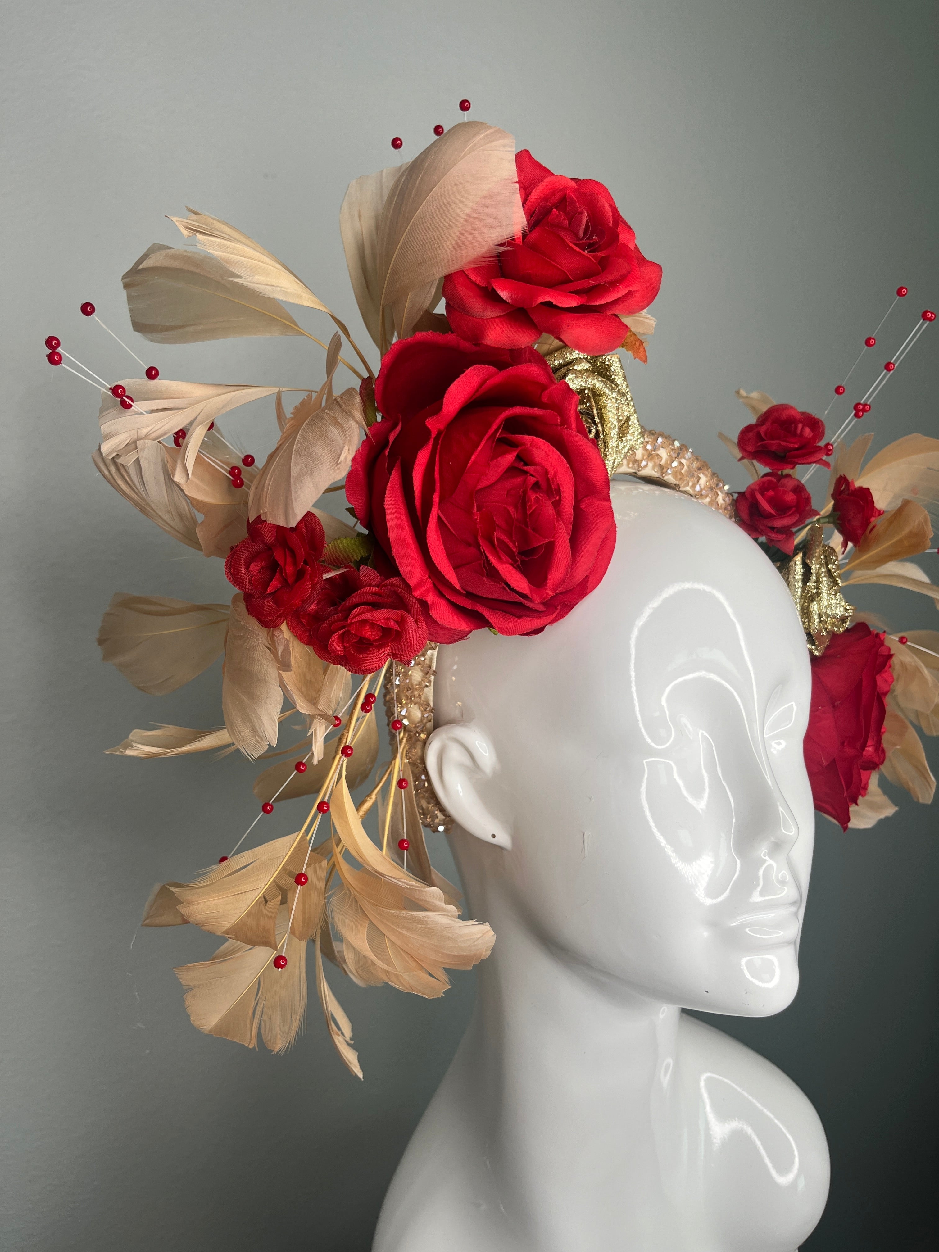 Rot & Gold Rose Derby Fascinator | Dramatischer Kopfschmuck für den Renntag | Kentucky Derby Statement-Krone | Eleganter Blumenhut