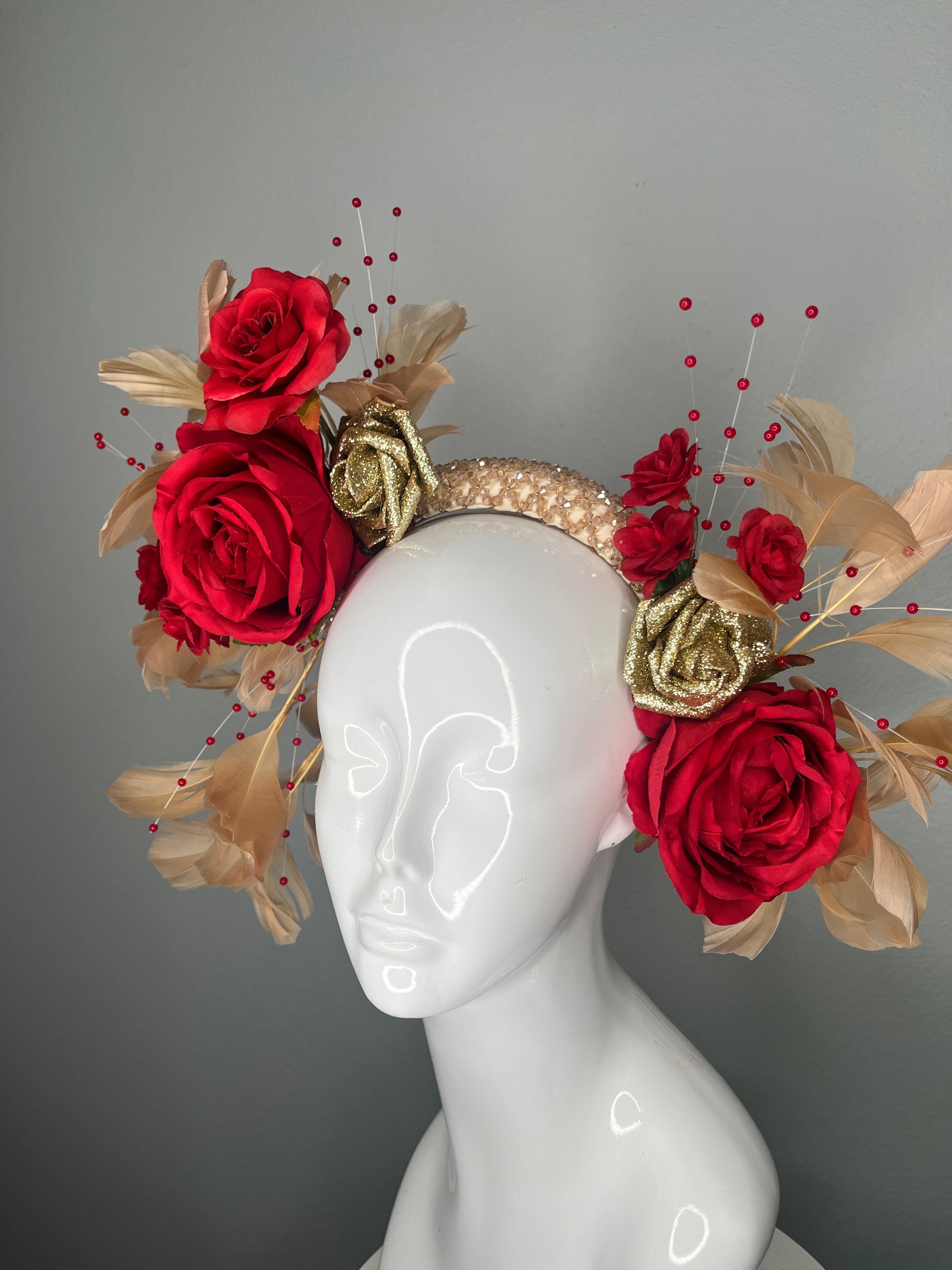 Rot & Gold Rose Derby Fascinator | Dramatischer Kopfschmuck für den Renntag | Kentucky Derby Statement-Krone | Eleganter Blumenhut
