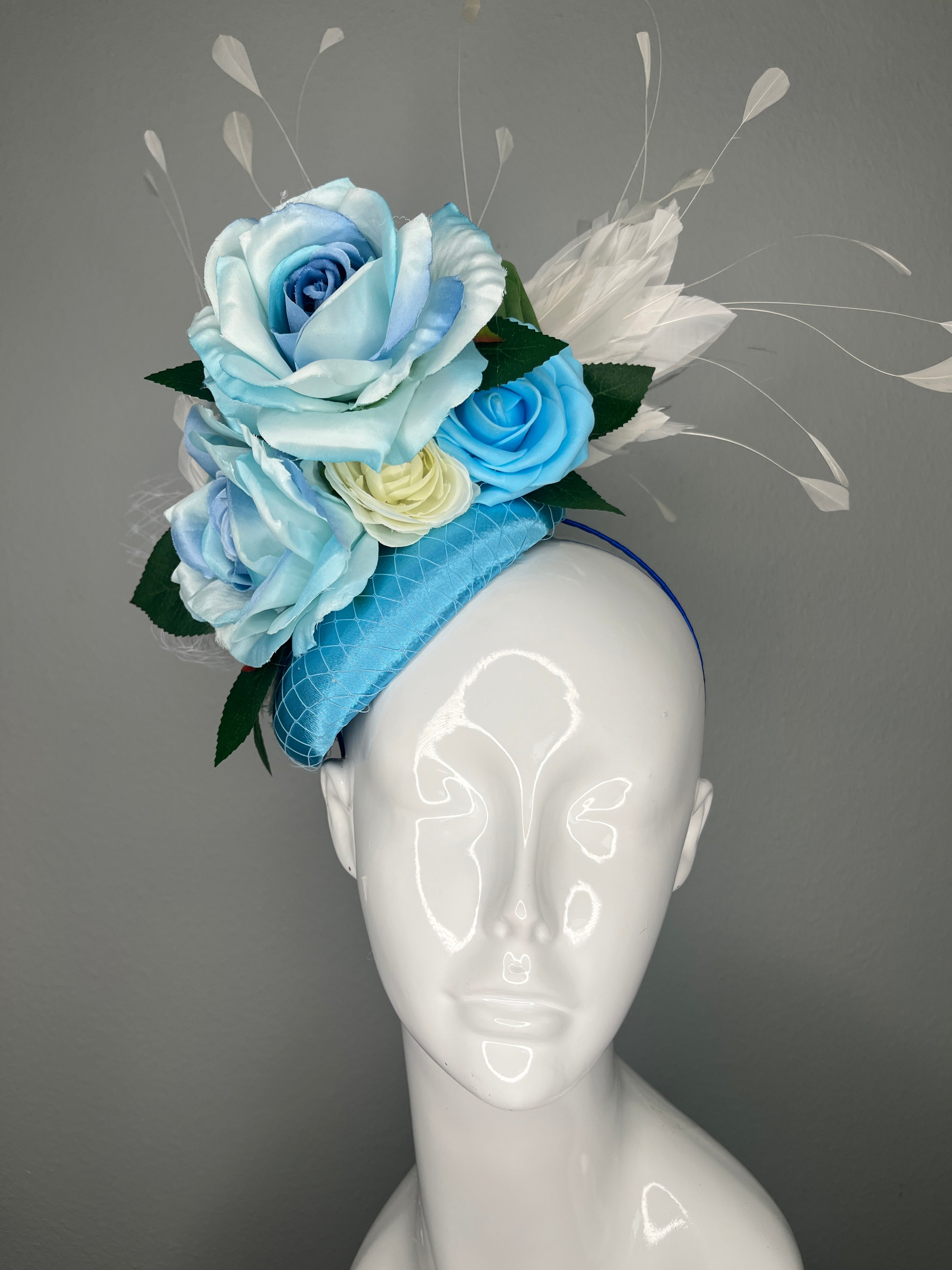 Hellblau Blumen Kentucky Derby Fascinator – Sky Blau Hat mit Rosen, Marineblau Blume & weiße Federn Sprays