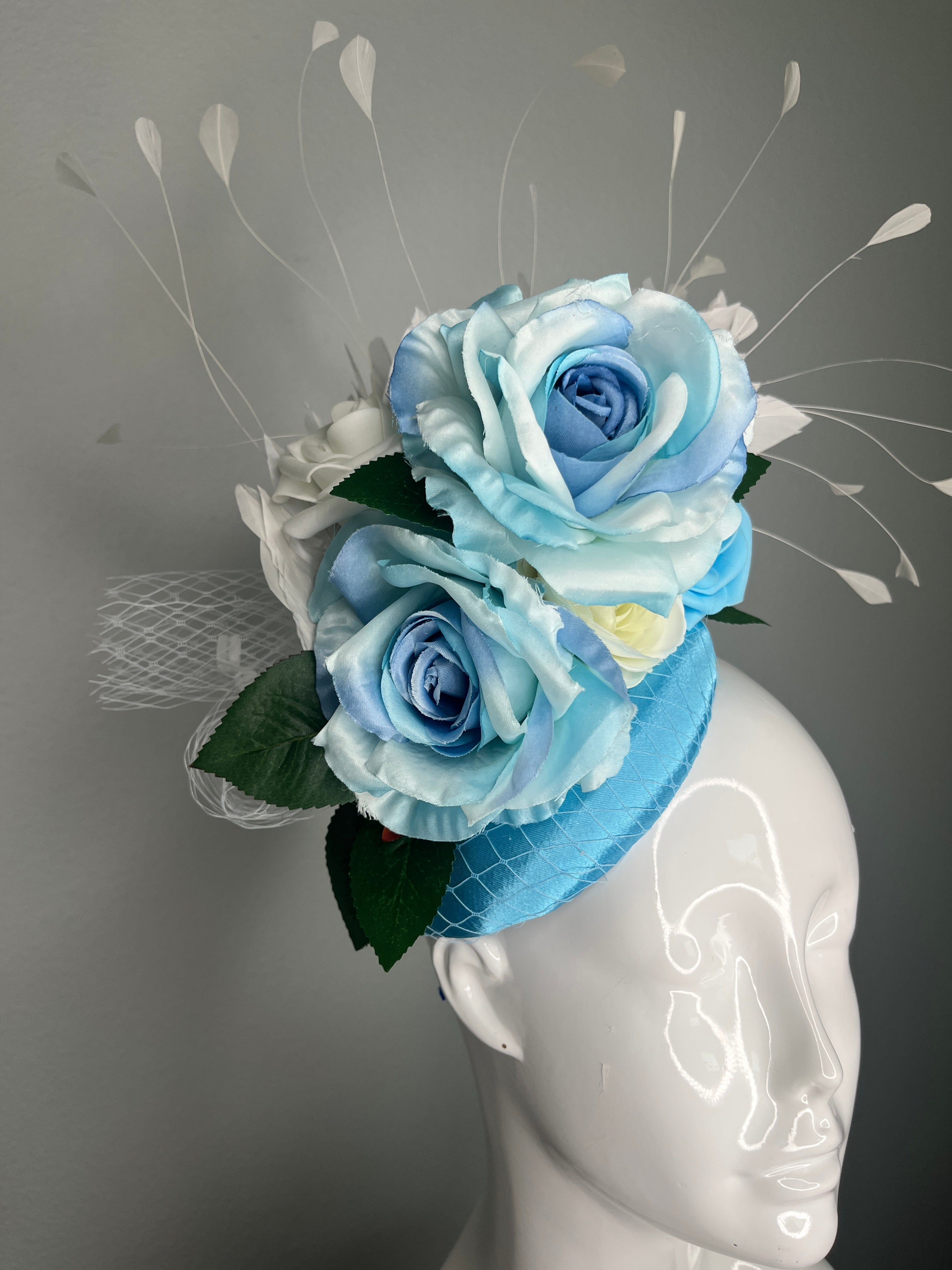 Hellblau Blumen Kentucky Derby Fascinator – Sky Blau Hat mit Rosen, Marineblau Blume & weiße Federn Sprays