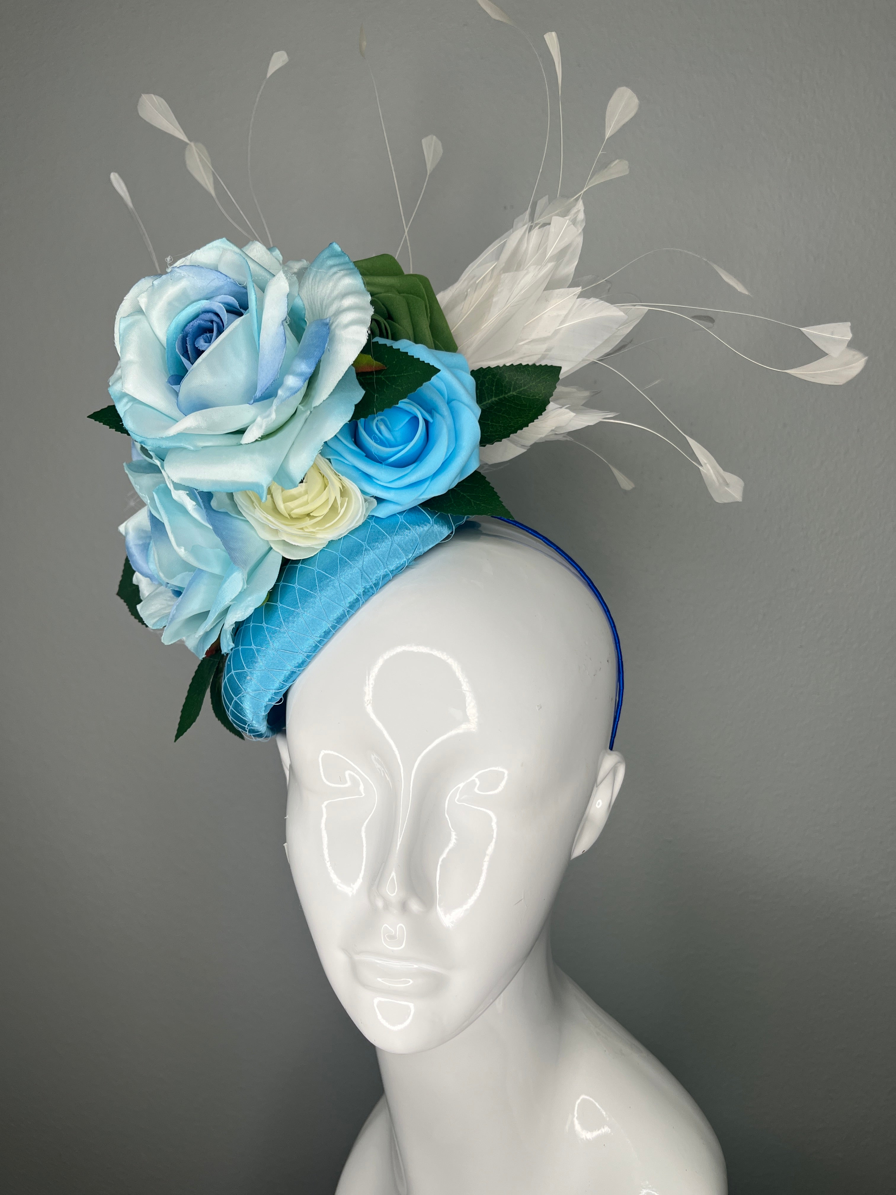 Hellblau Blumen Kentucky Derby Fascinator – Sky Blau Hat mit Rosen, Marineblau Blume & weiße Federn Sprays