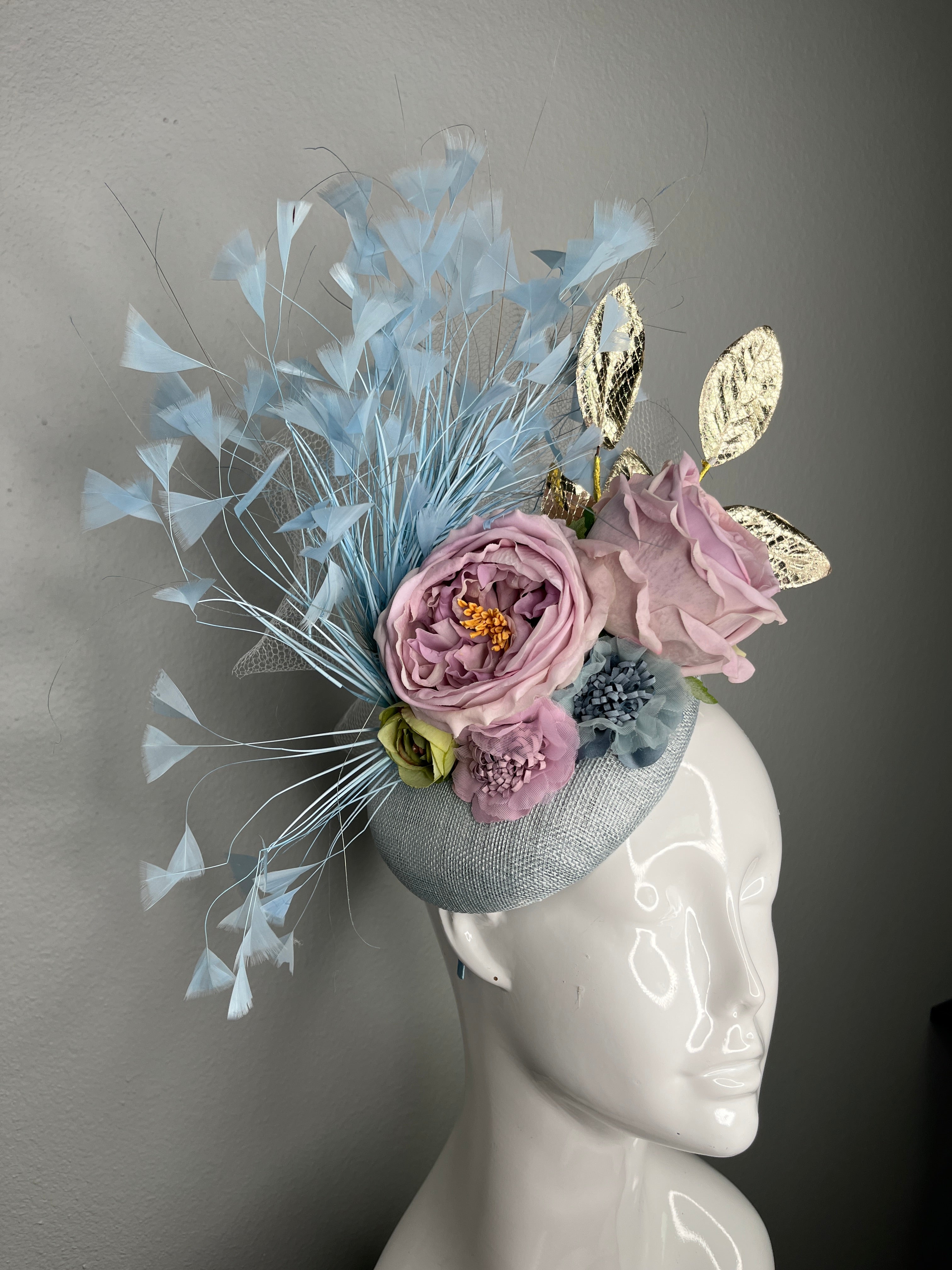 Pastellblau Sinamay Faszinator mit Blush Peonies & Metallisch-goldene Blätter