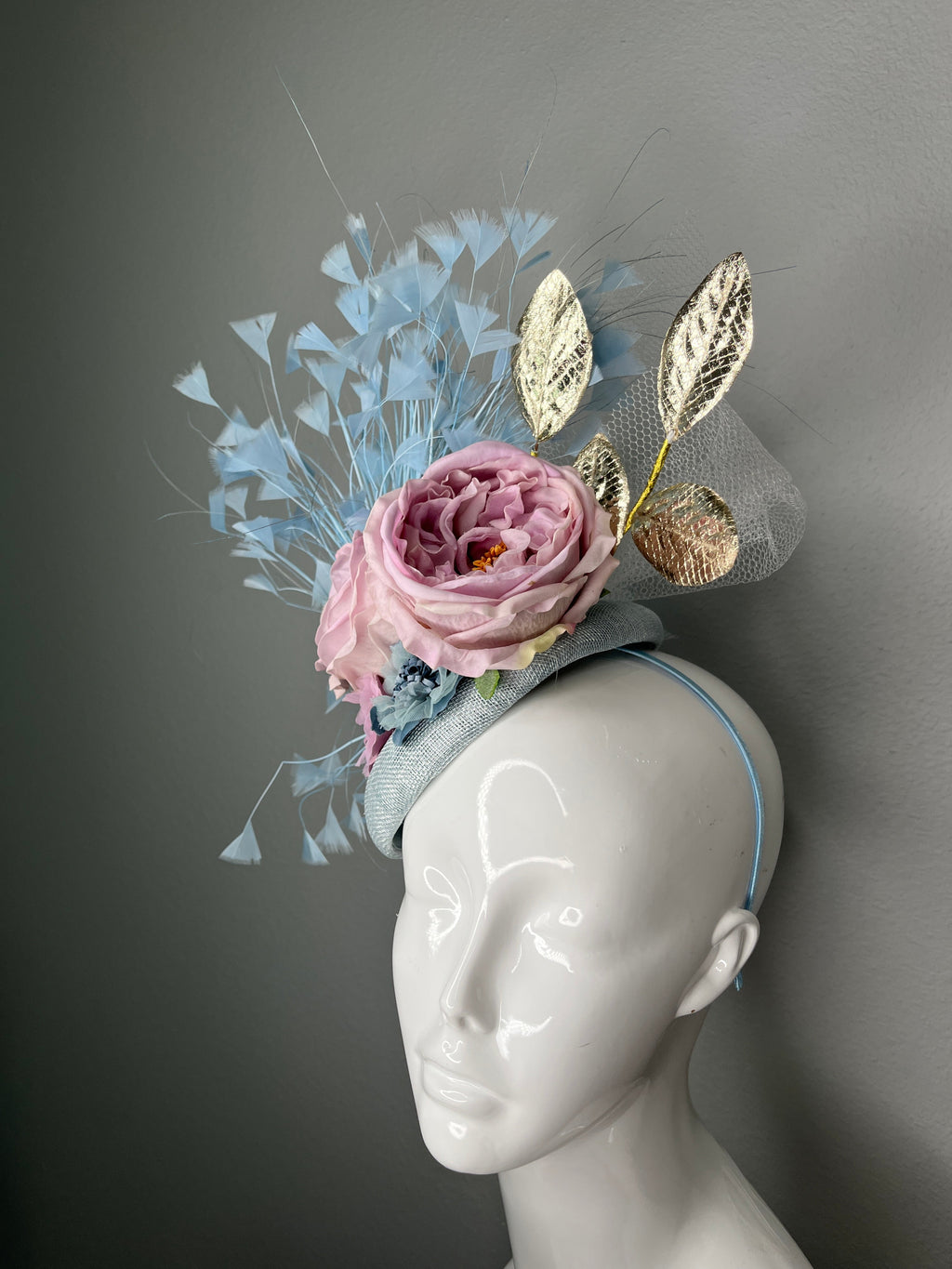 Pastellblau Sinamay Faszinator mit Blush Peonies & Metallisch-goldene Blätter
