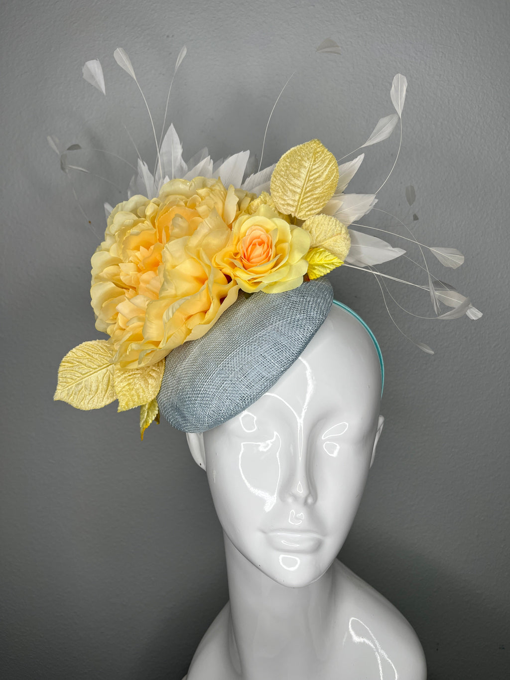Kentucky Derby Yellow Pfingstrose & Rose auf Soft Blau Base weiße Federn Faszinator Hut