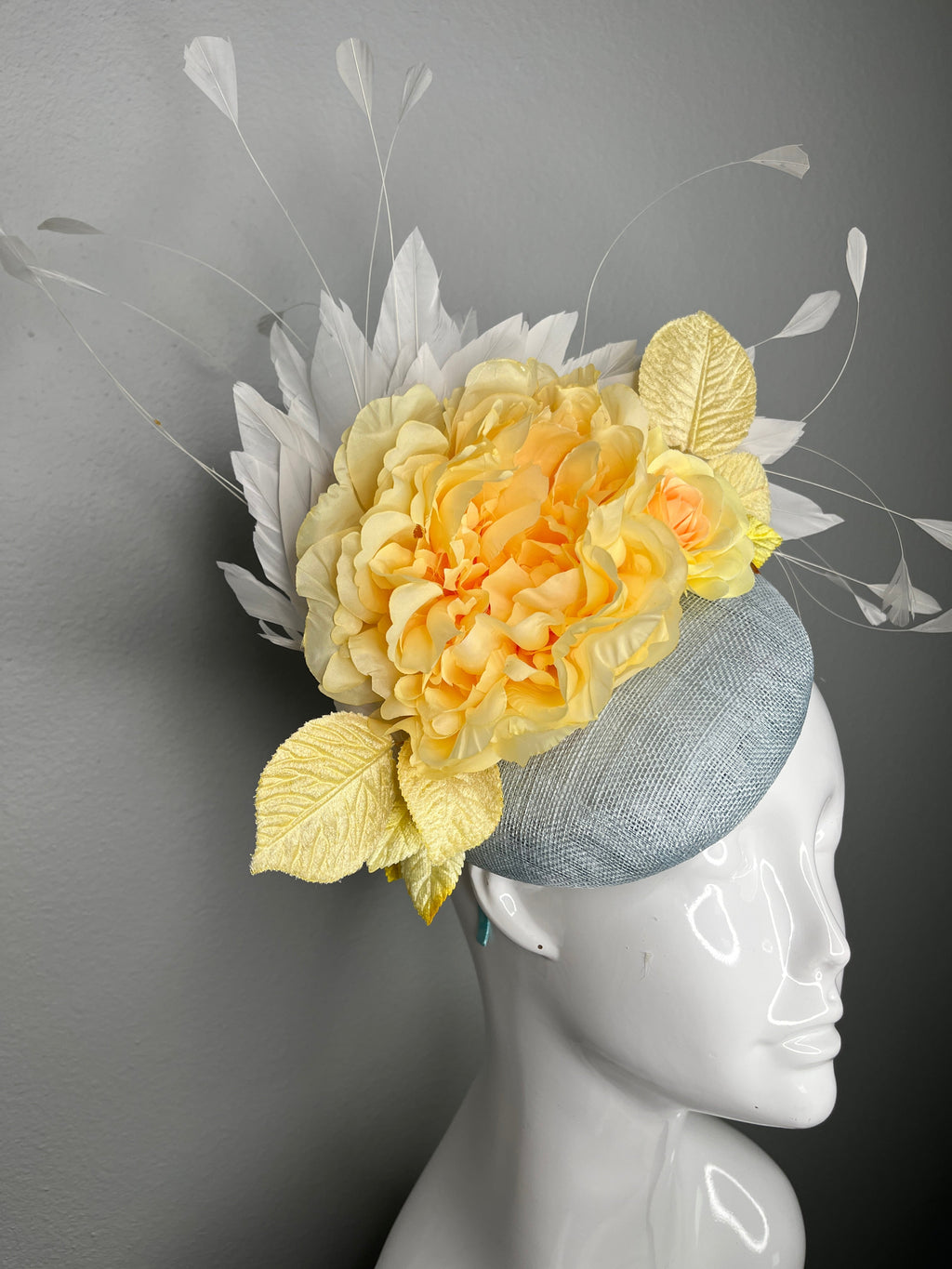 Kentucky Derby Yellow Pfingstrose & Rose auf Soft Blau Base weiße Federn Faszinator Hut