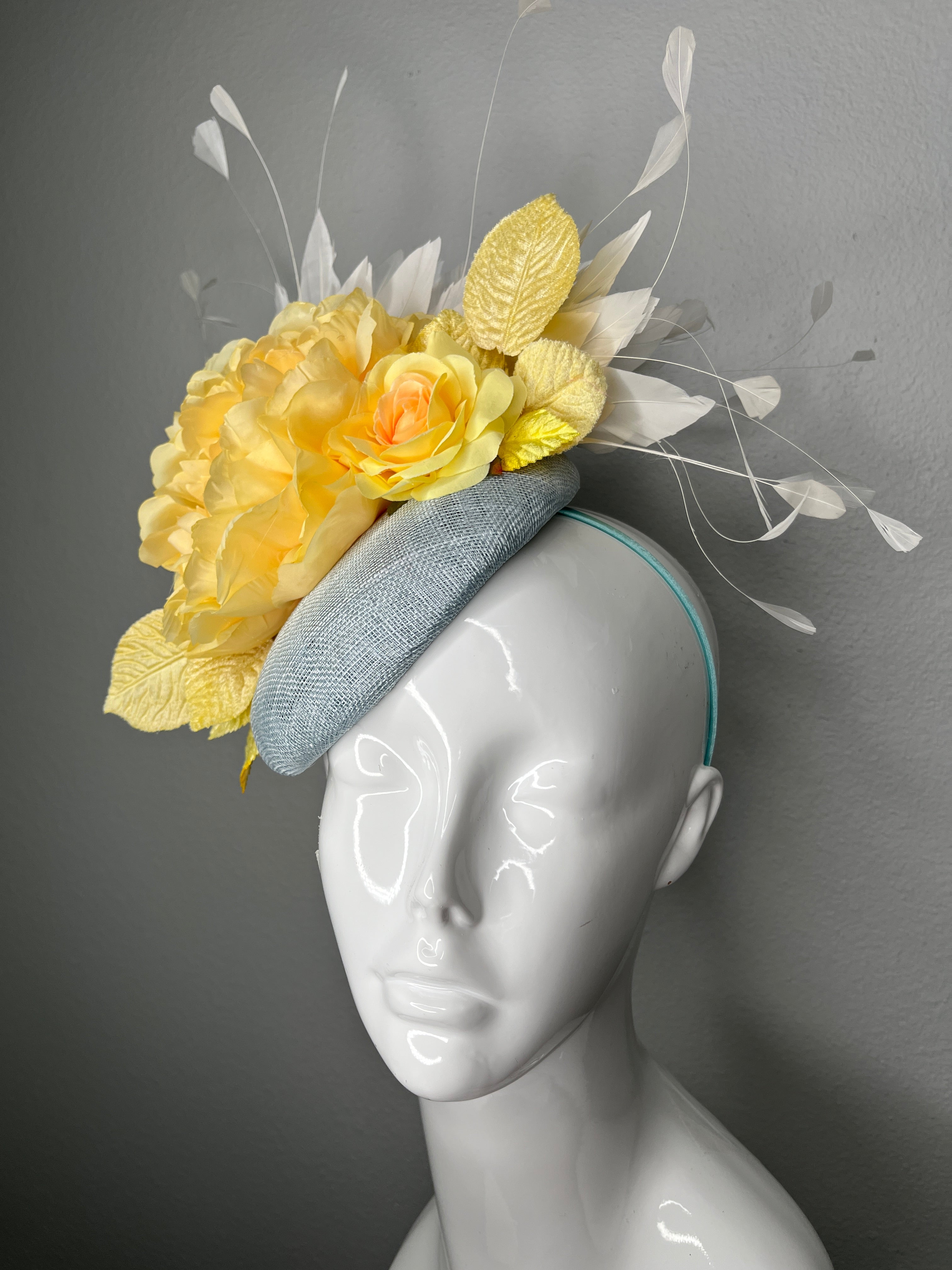 Kentucky Derby Yellow Pfingstrose & Rose auf Soft Blau Base weiße Federn Faszinator Hut