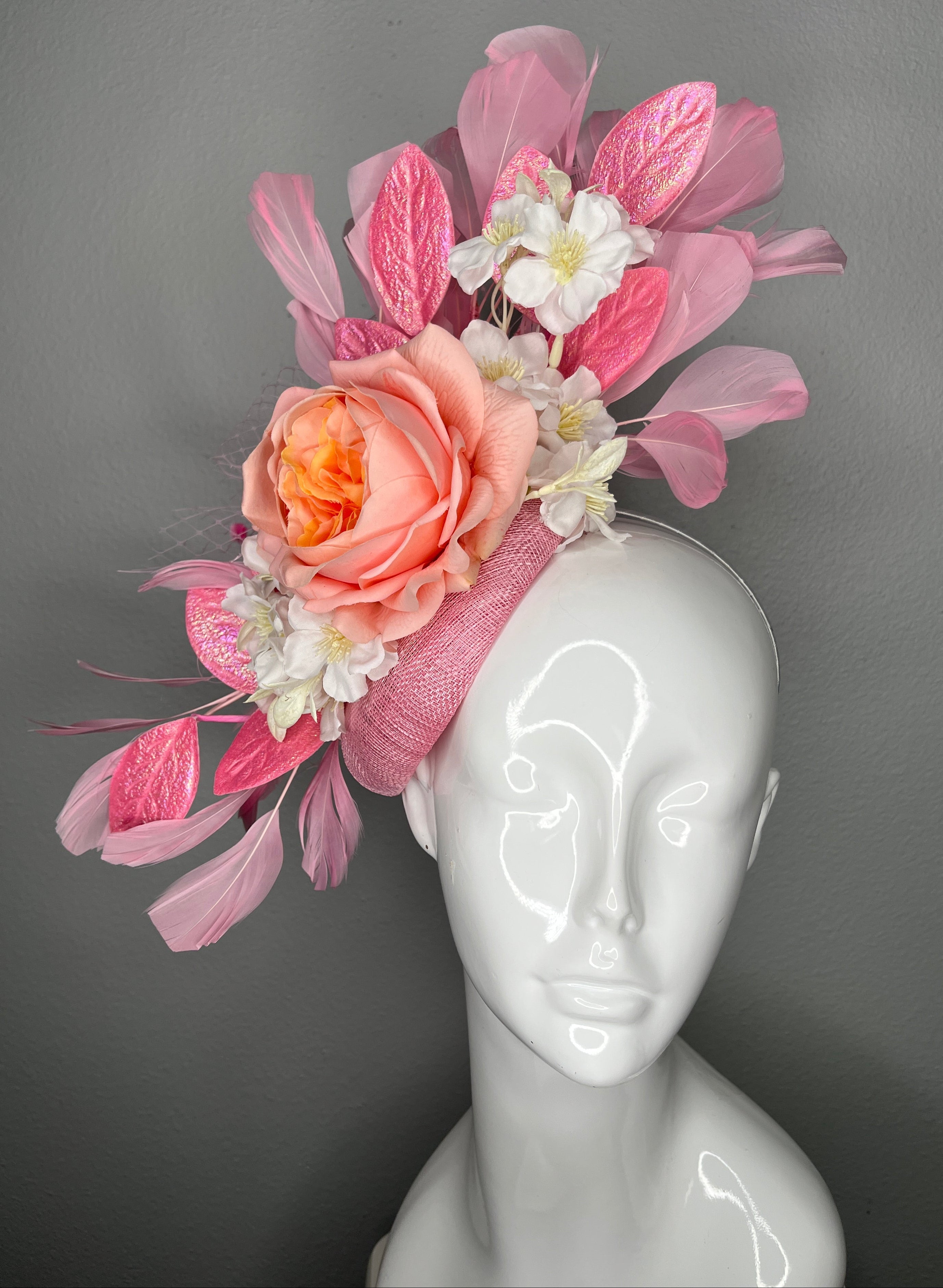 Rosa mit Rose, Weiß Blooms & Federn Detail Fascinator-Hut