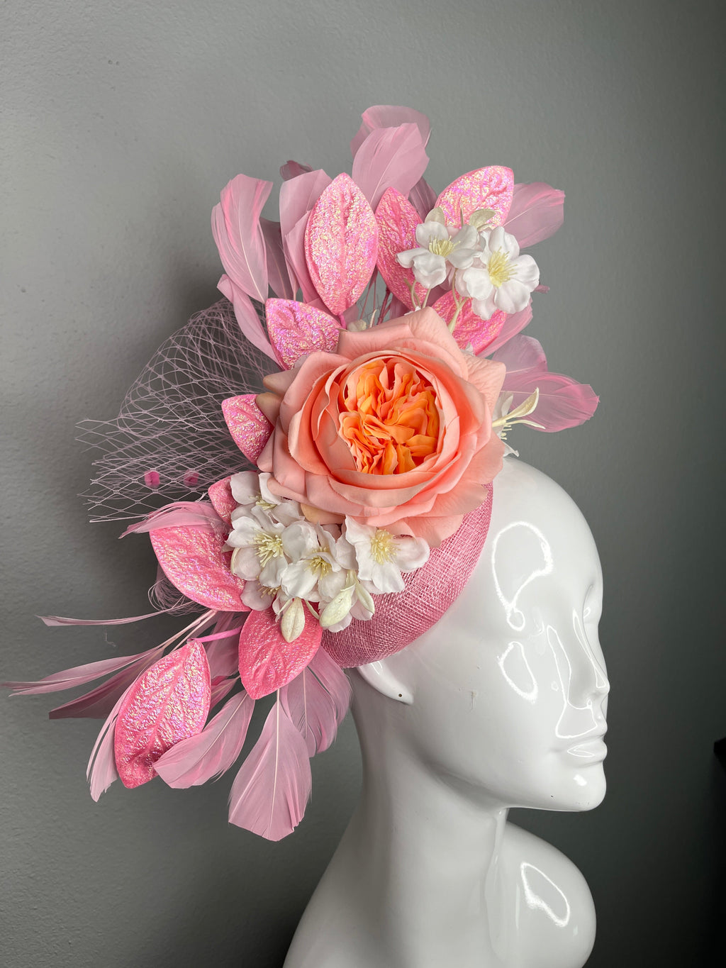 Rosa mit Rose, Weiß Blooms & Federn Detail Fascinator-Hut