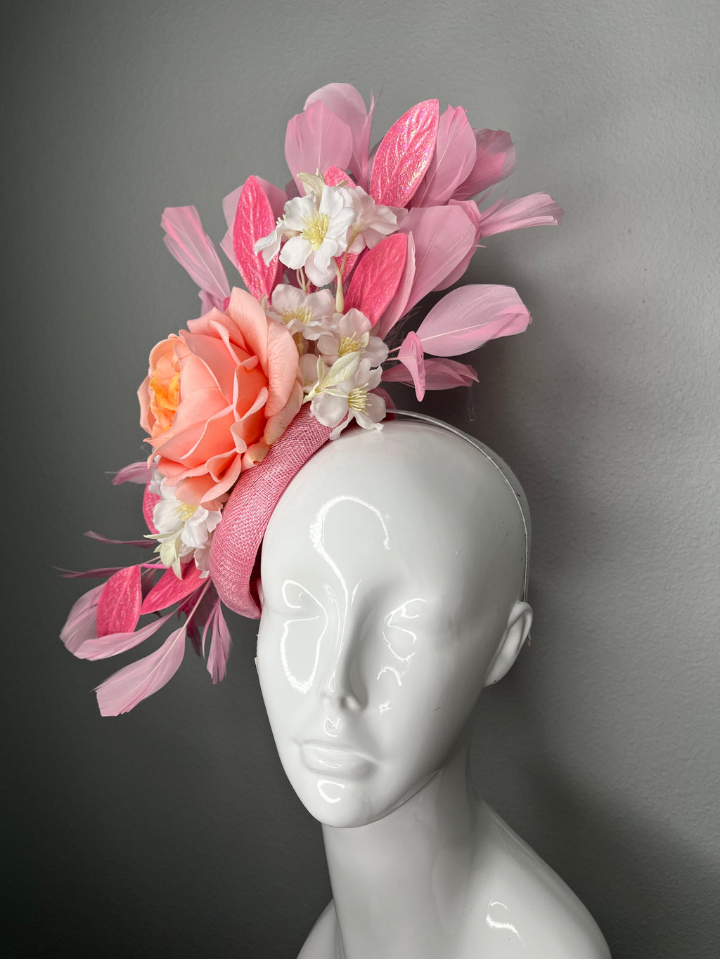 Rosa mit Rose, Weiß Blooms & Federn Detail Fascinator-Hut