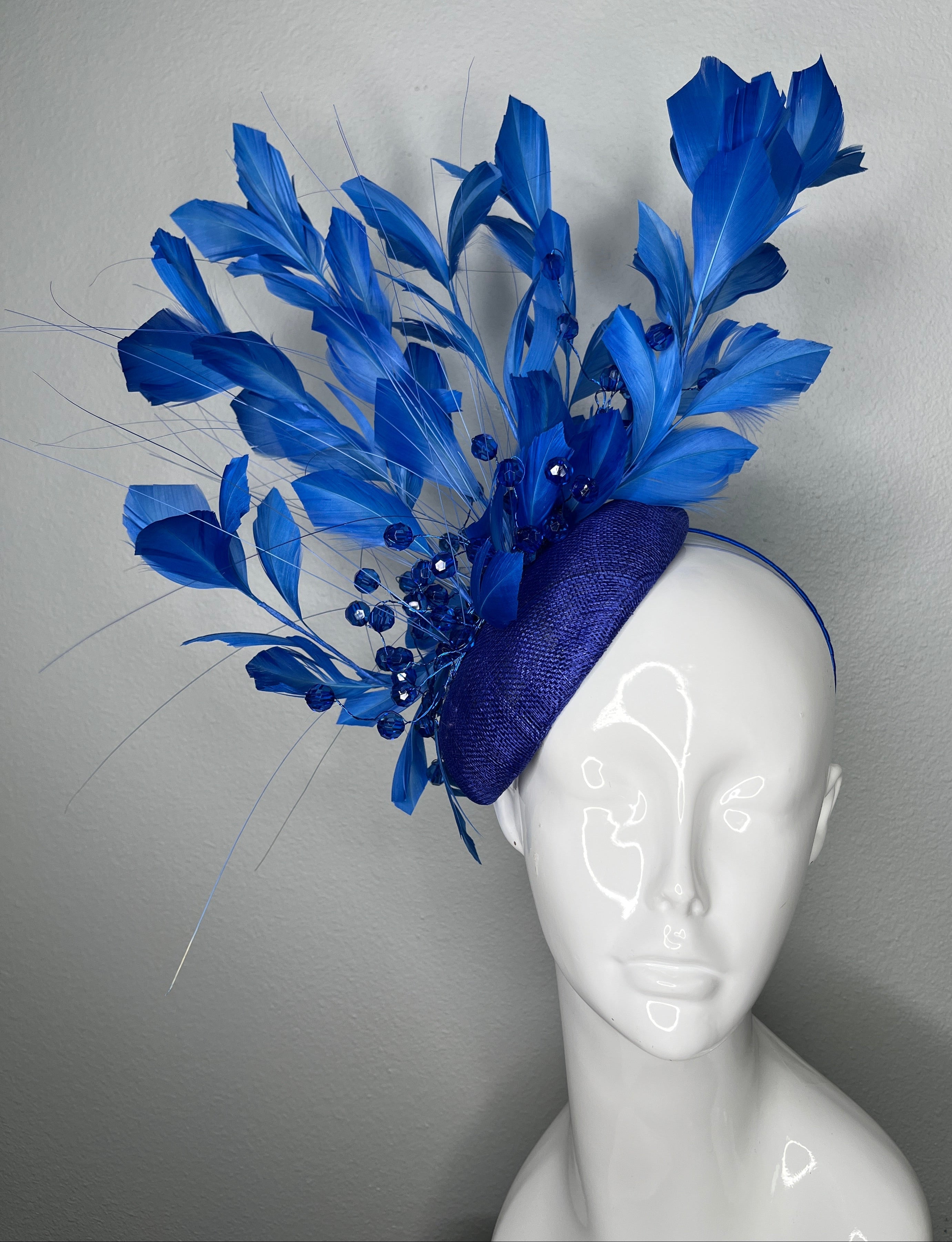 Bold Blau Derby Fascinator mit Federnkolben und Kristallspray