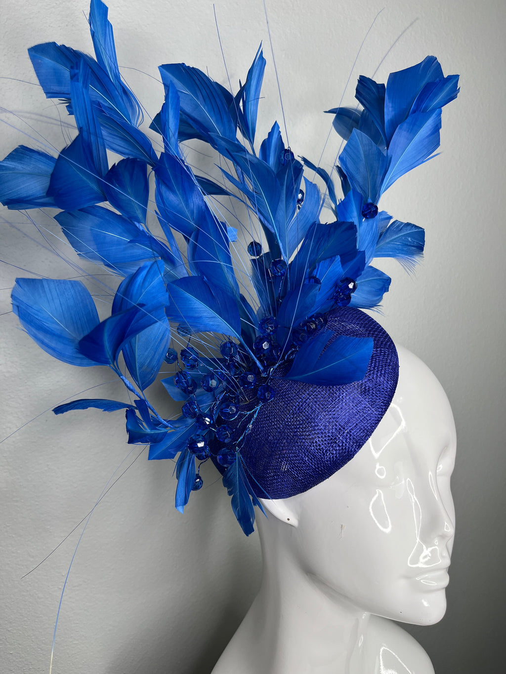 Bold Blau Derby Fascinator mit Federnkolben und Kristallspray