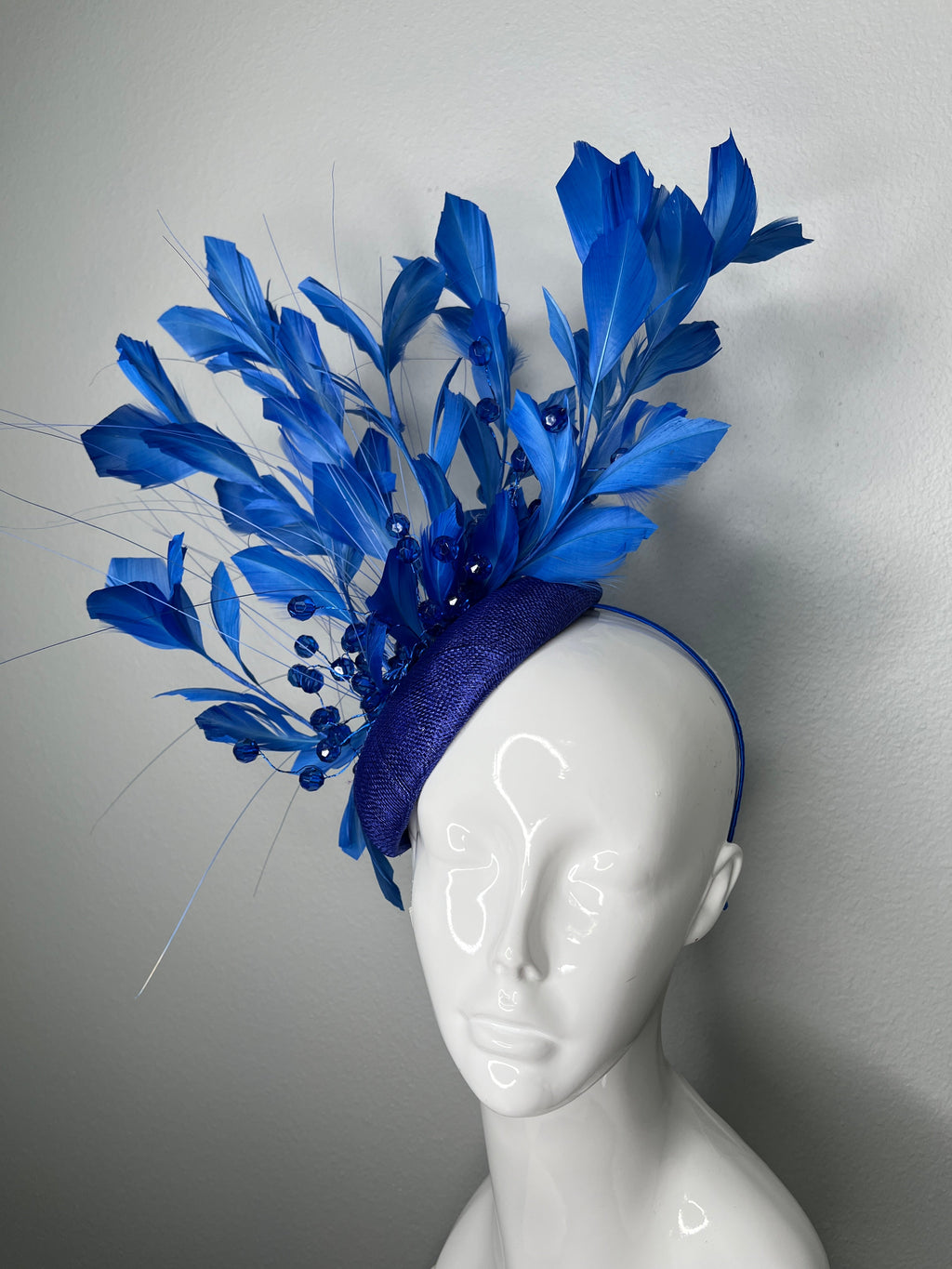 Bold Blau Derby Fascinator mit Federnkolben und Kristallspray