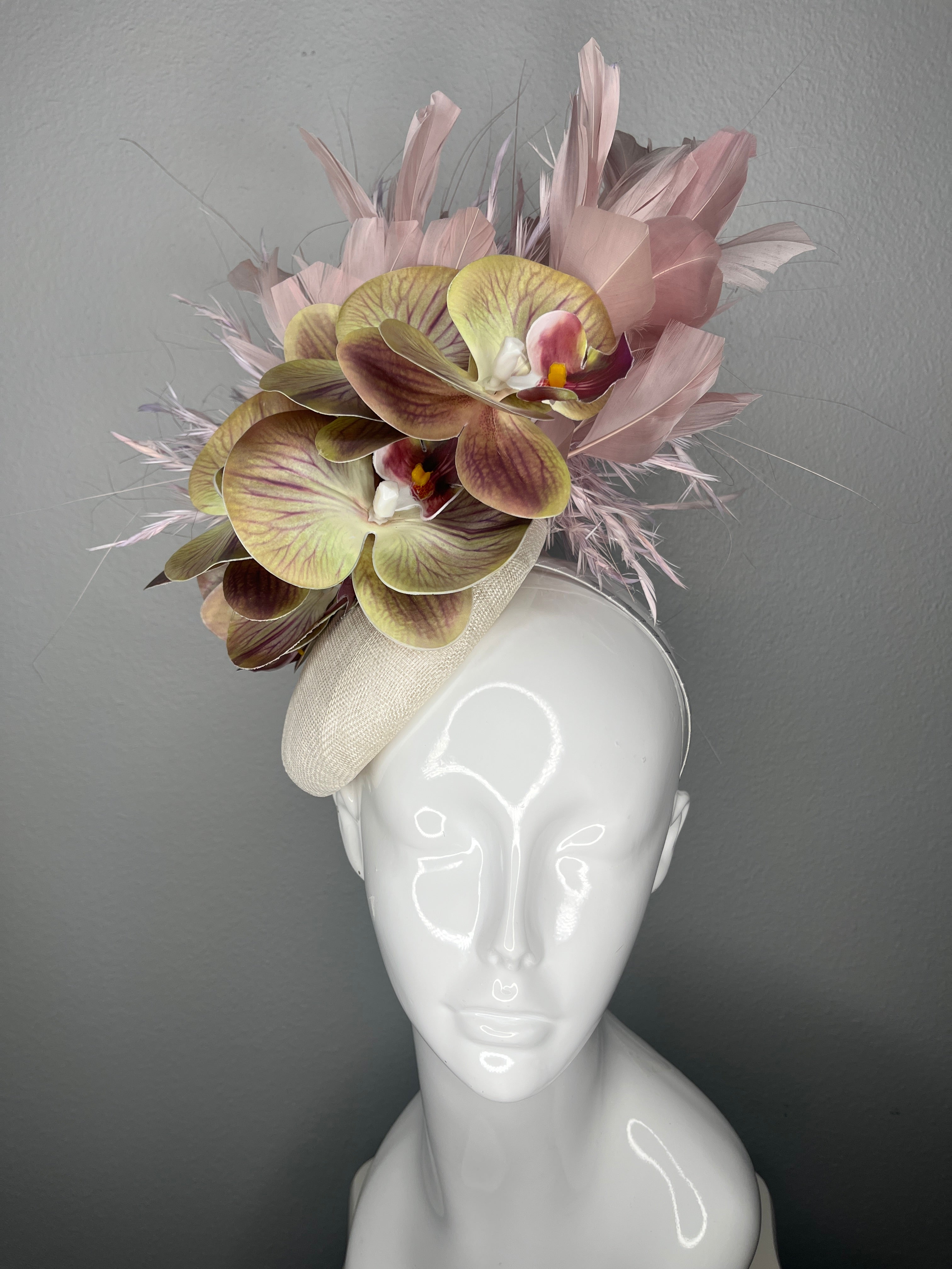 Blush Orchid Fascinator-Hut - Kentucky Derby Kopfschmuck, Elegant Nude & Rosa Feder Cocktail Hat, Hochzeitsgast Statement Hat