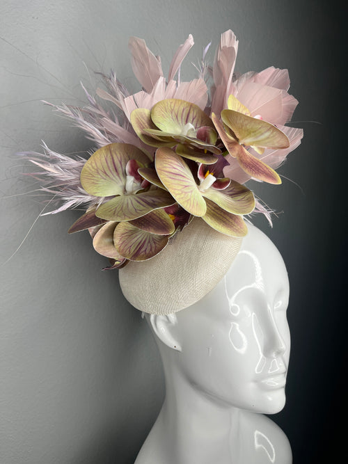 Blush Orchid Fascinator-Hut - Kentucky Derby Kopfschmuck, Elegant Nude & Rosa Feder Cocktail Hat, Hochzeitsgast Statement Hat