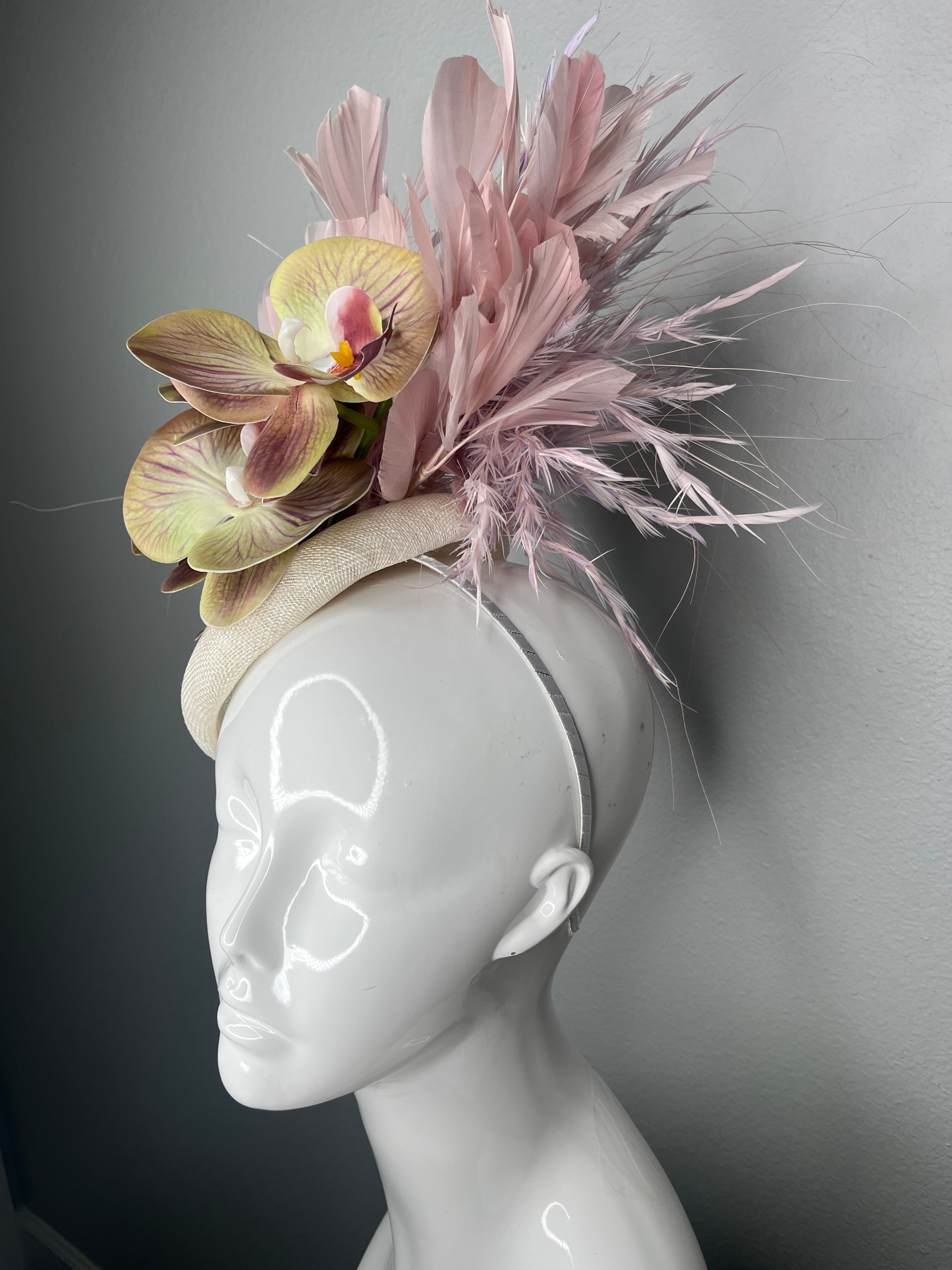 Blush Orchid Fascinator-Hut - Kentucky Derby Kopfschmuck, Elegant Nude & Rosa Feder Cocktail Hat, Hochzeitsgast Statement Hat