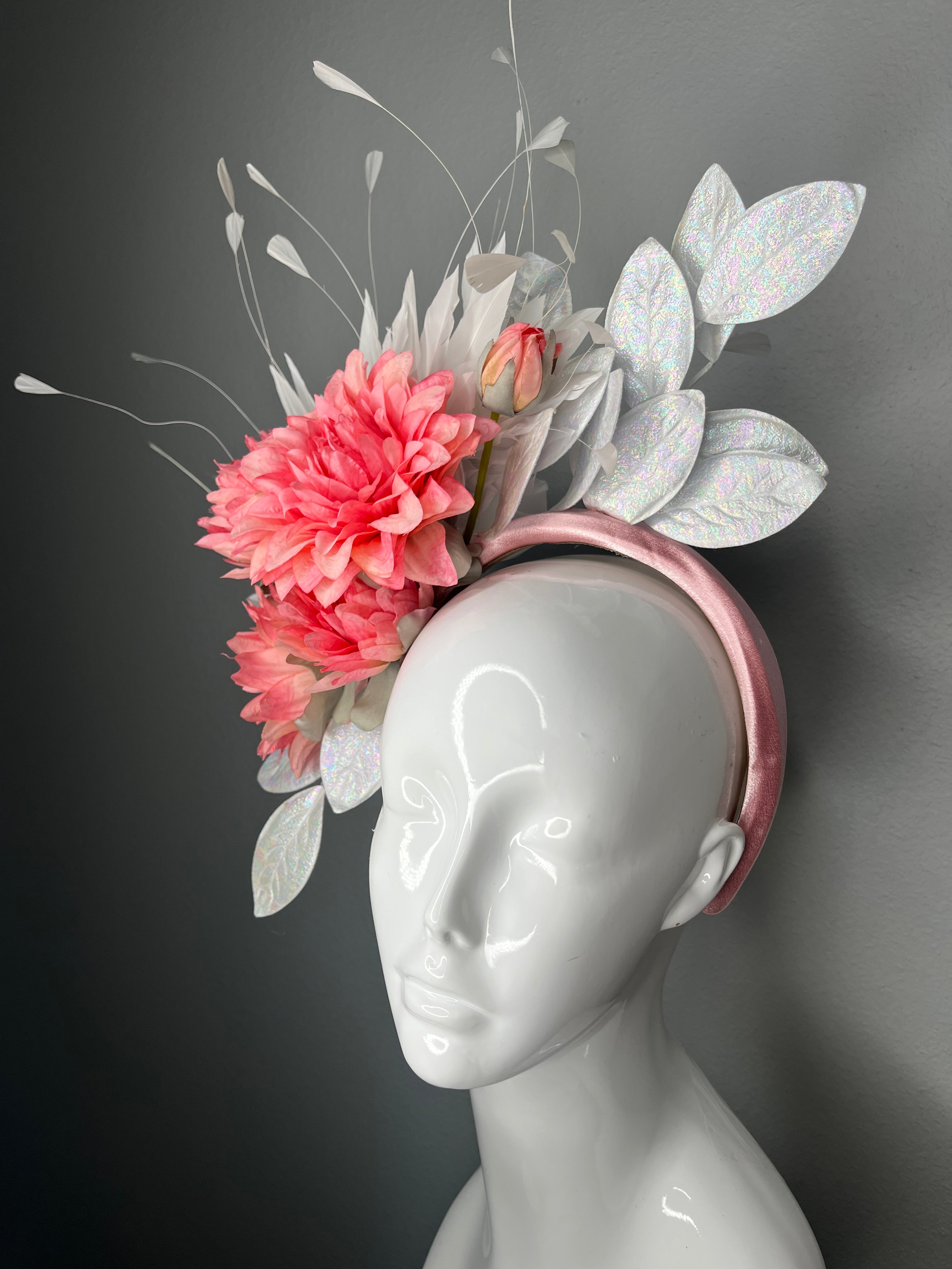 Coral Bloom Fascinator-Haarreif – Schillernd Leaf Derby-Hut, Rosa Blumen Statement-Kopfschmuck, Kentucky Derby & Hut für Hochzeitsgäste