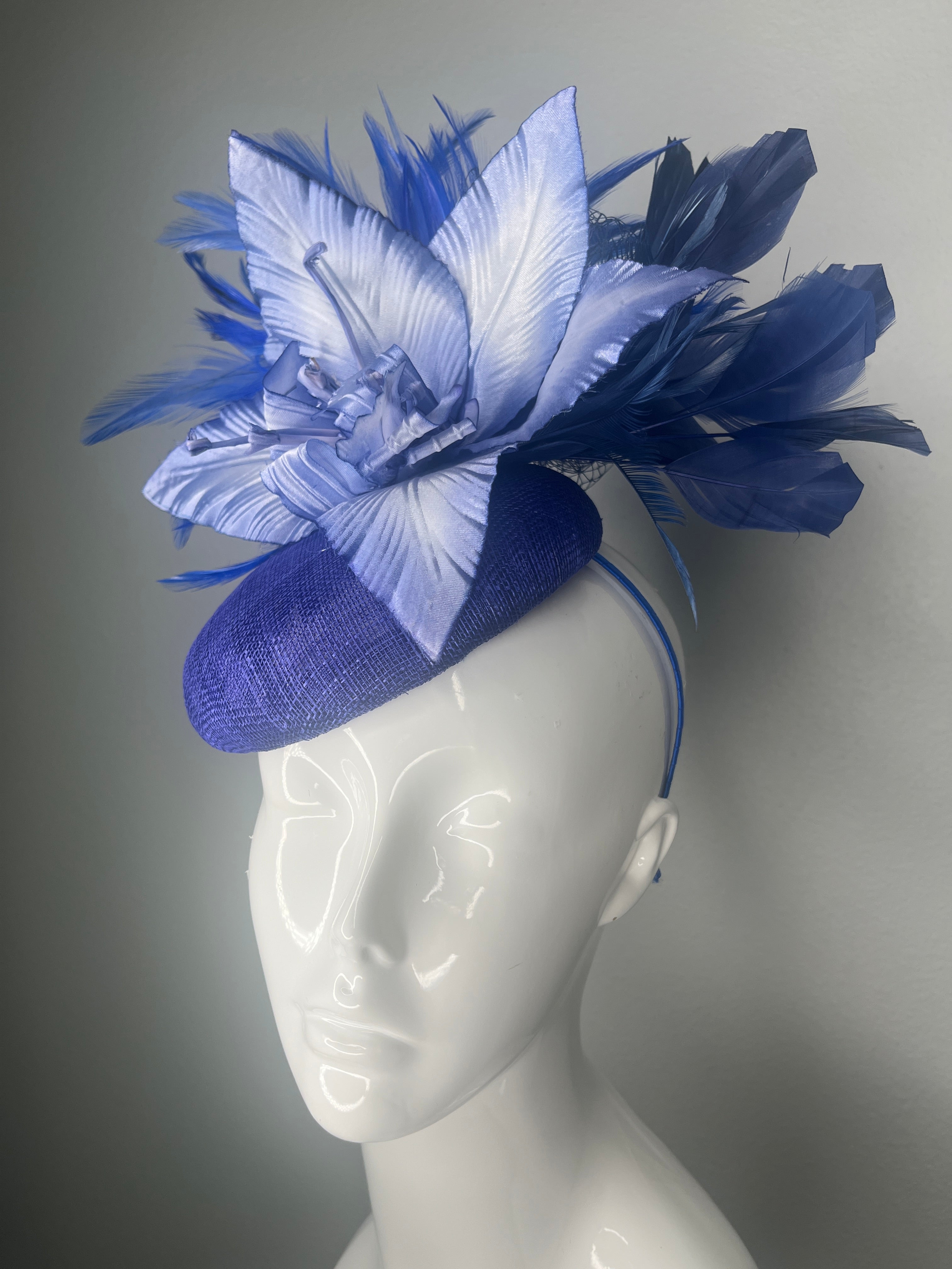 Periwinkle Blau Lily Fascinator – Eleganter Derby-Hut mit geschnitzten Blütenblättern und Federakzenten