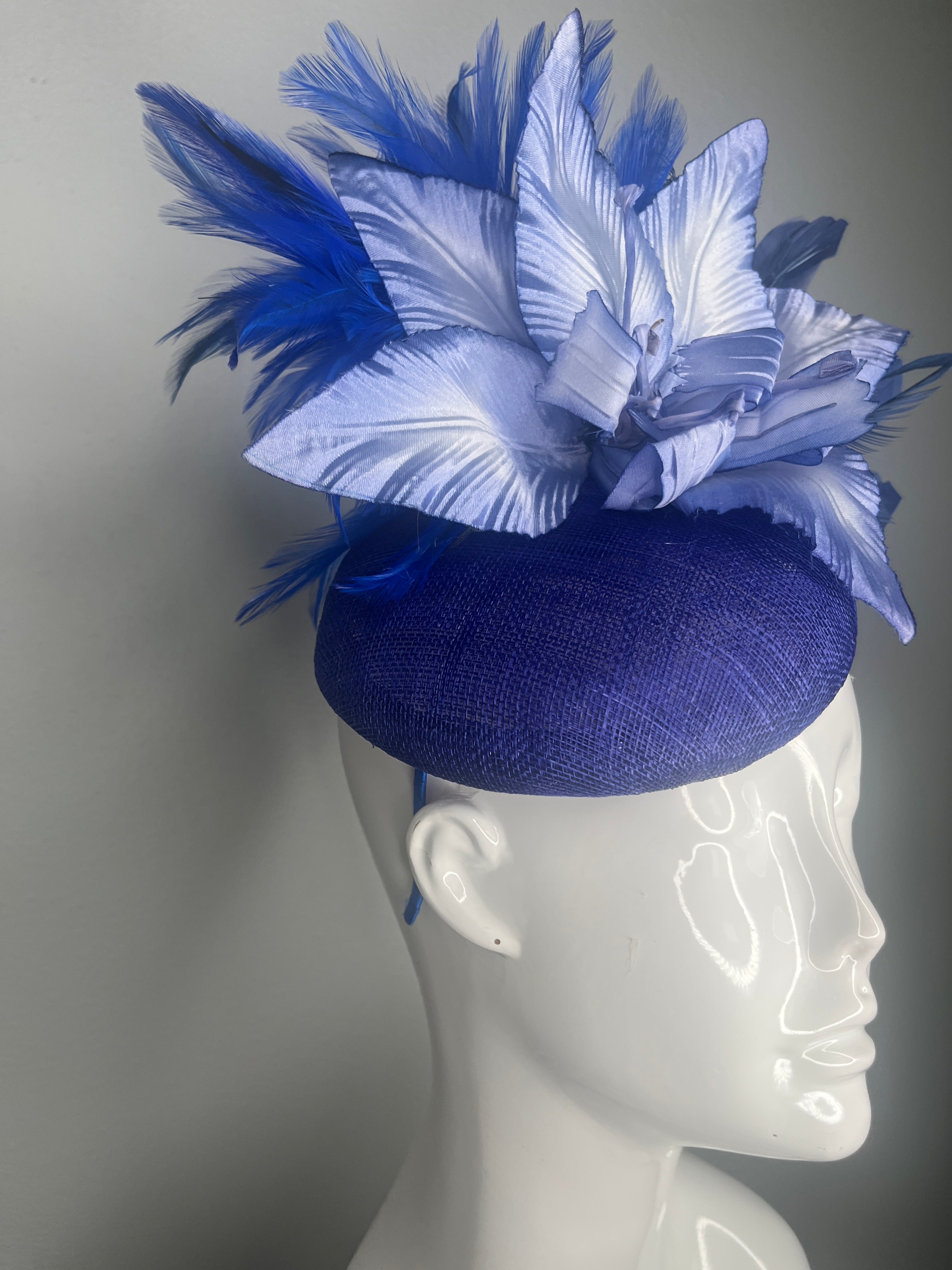 Periwinkle Blau Lily Fascinator – Eleganter Derby-Hut mit geschnitzten Blütenblättern und Federakzenten