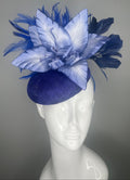 Periwinkle Blau Lily Fascinator – Eleganter Derby-Hut mit geschnitzten Blütenblättern und Federakzenten