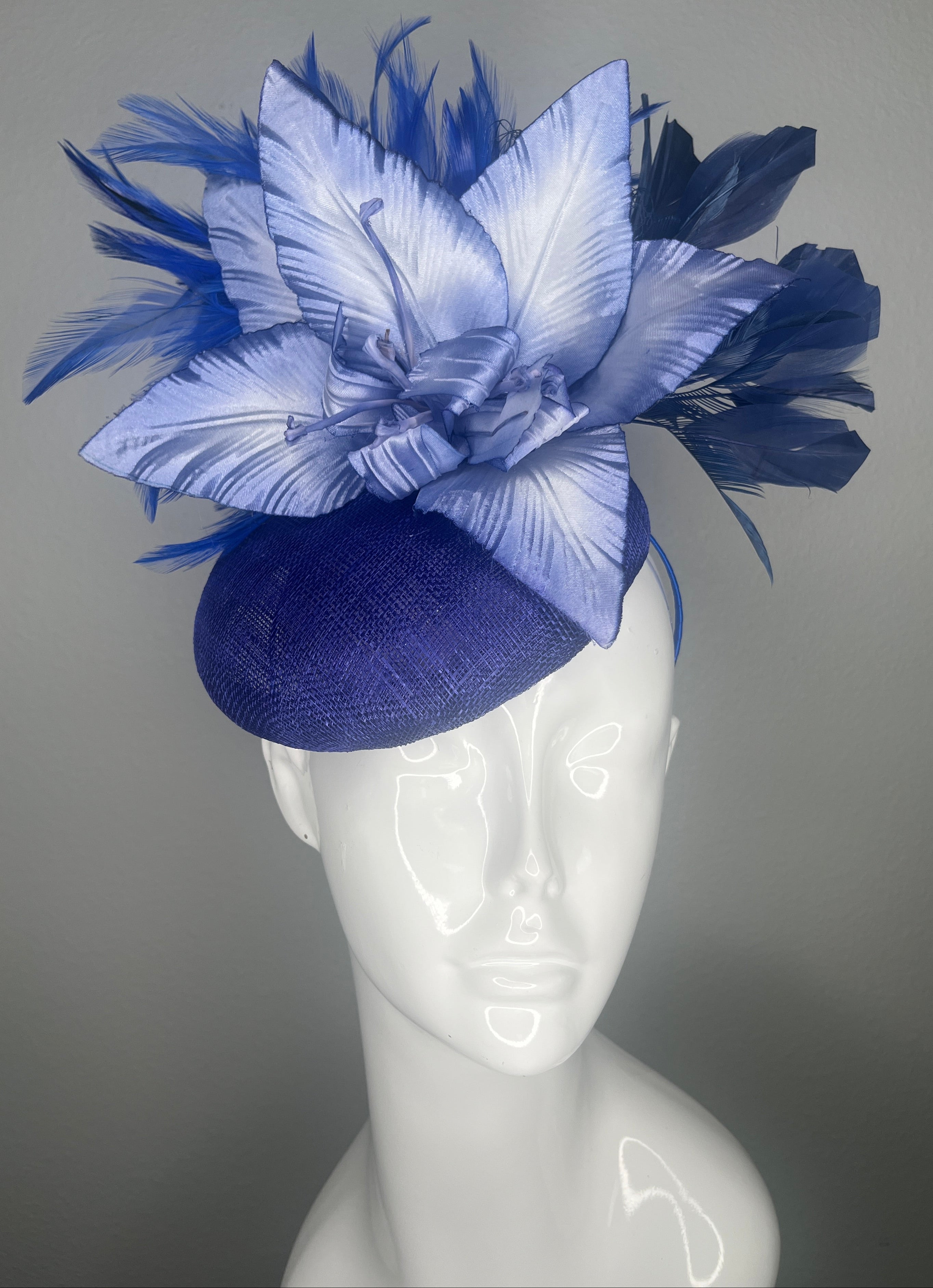 Periwinkle Blau Lily Fascinator – Eleganter Derby-Hut mit geschnitzten Blütenblättern und Federakzenten