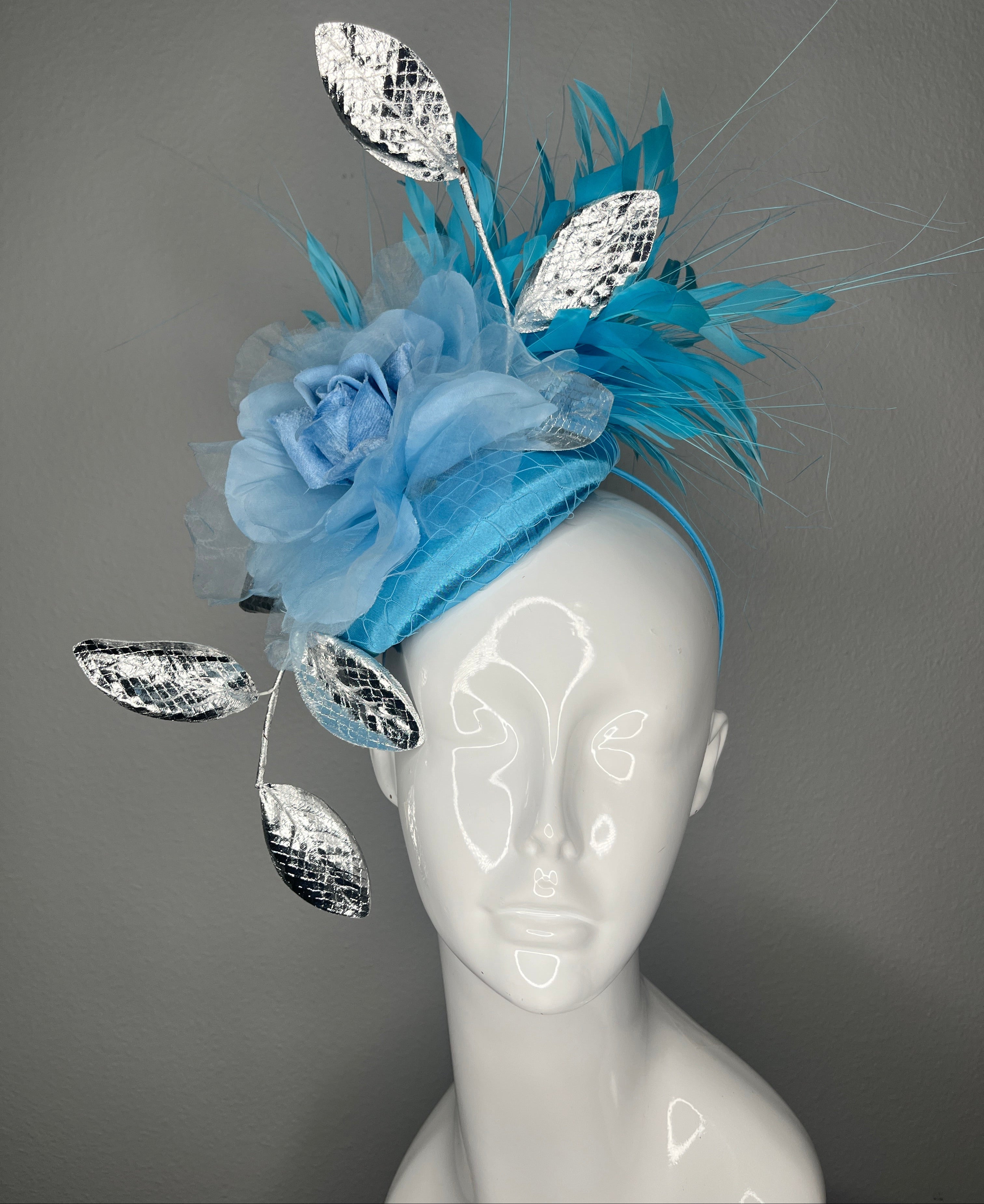 Blau und Silber Fascinator Feder Hat Kentucky Derby Kopfstück Silk Blume Kopfband Silber Blätter | Elegant Race Day Hut | Hochzeitsgast Hut