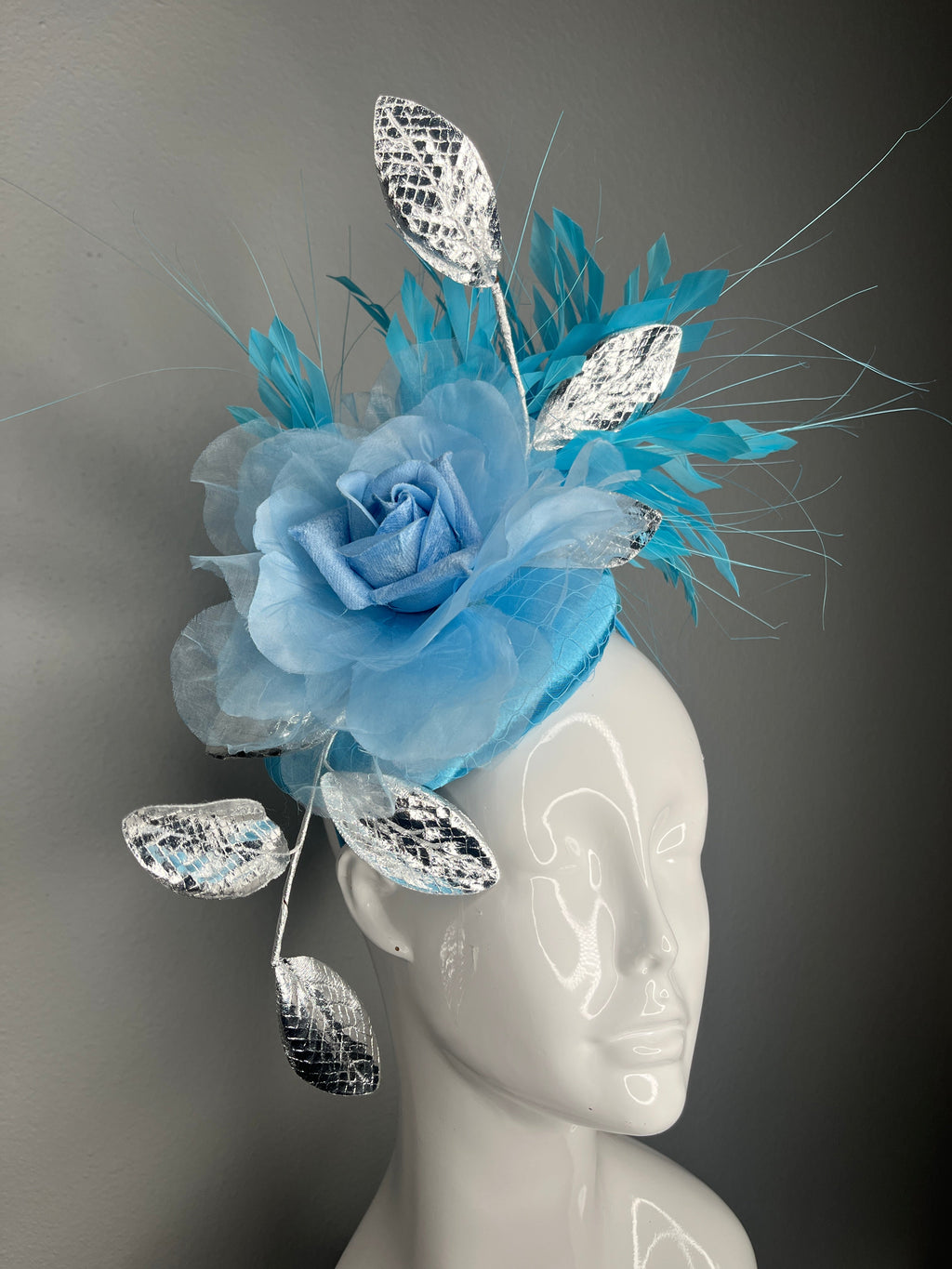 Blau und Silber Fascinator Feder Hat Kentucky Derby Kopfstück Silk Blume Kopfband Silber Blätter | Elegant Race Day Hut | Hochzeitsgast Hut