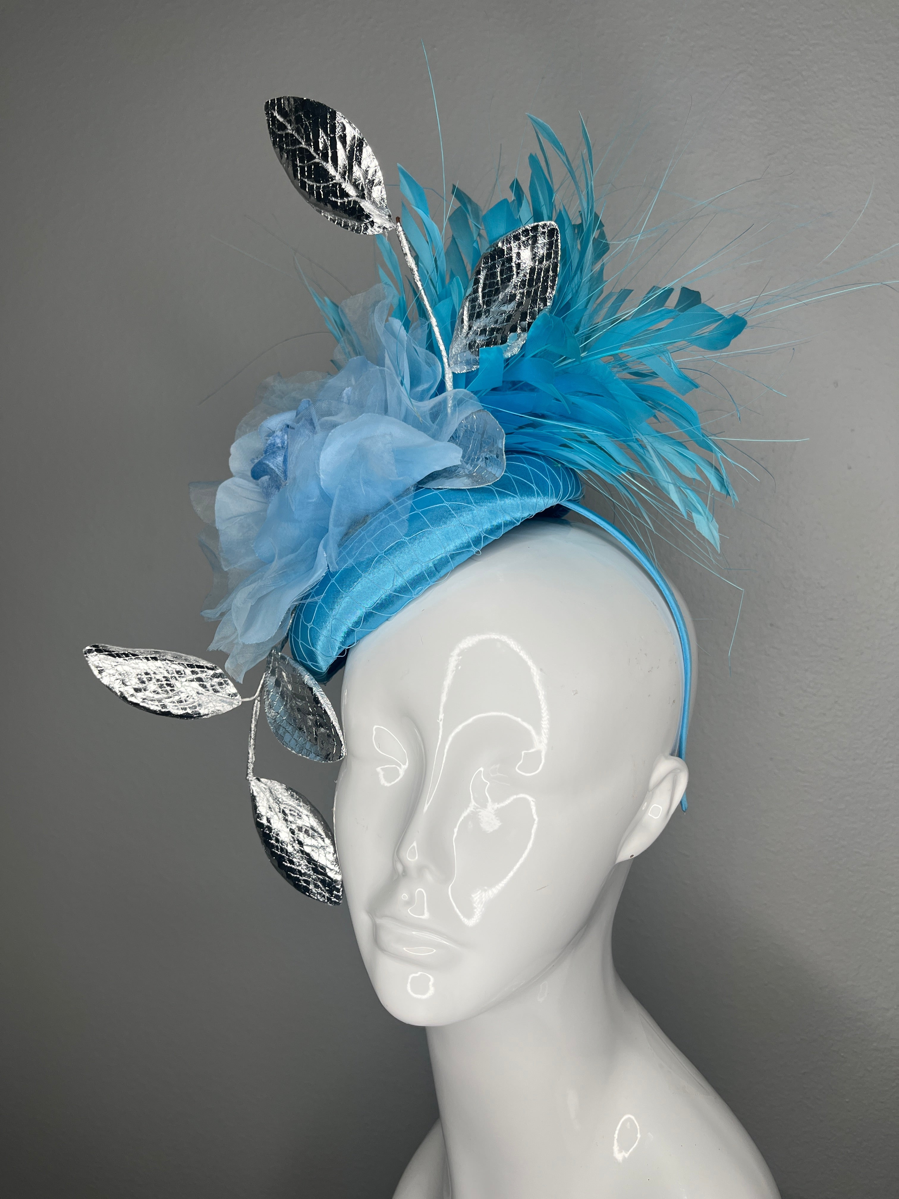 Blau und Silber Fascinator Feder Hat Kentucky Derby Kopfstück Silk Blume Kopfband Silber Blätter | Elegant Race Day Hut | Hochzeitsgast Hut