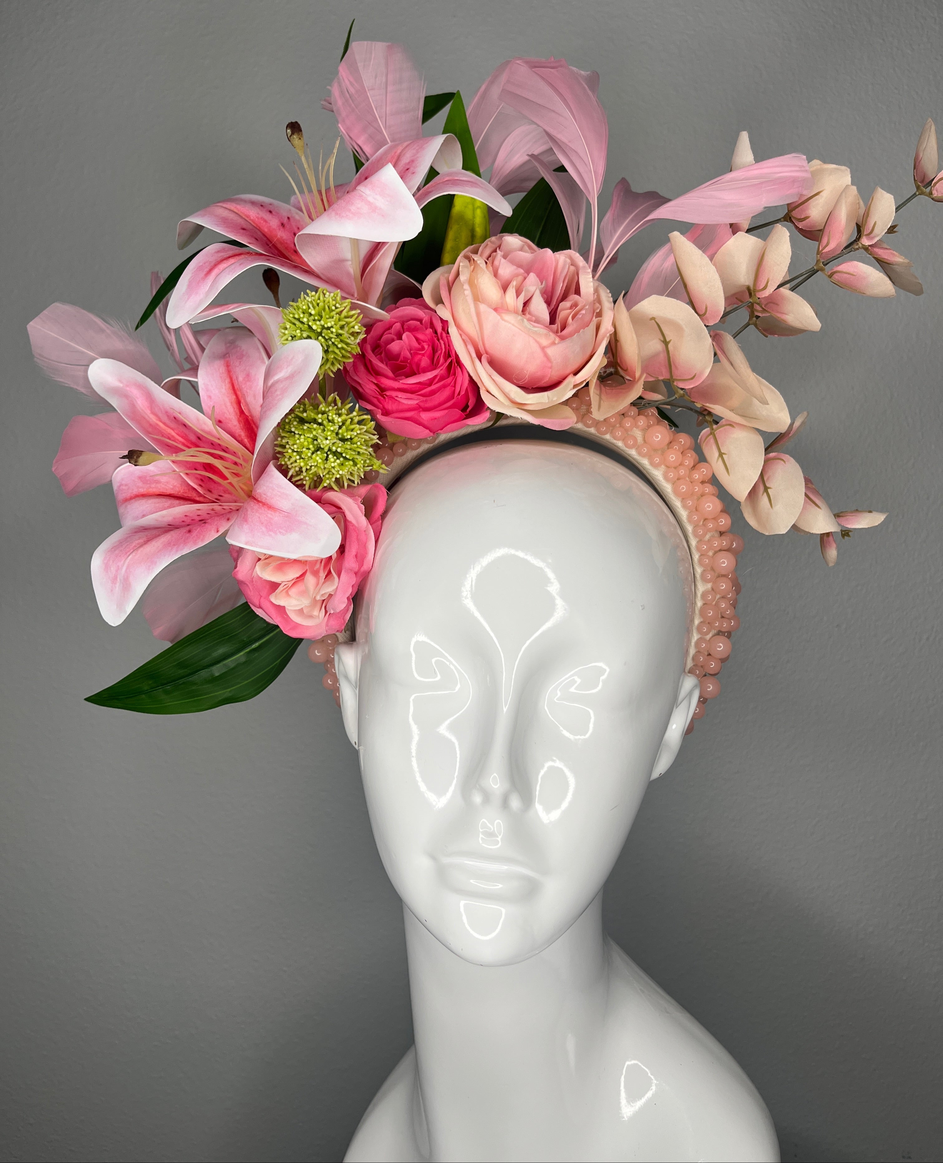 Altrosa Blumen Fascinator mit Stargazer Lilien, Rosen und Perlenkopfband