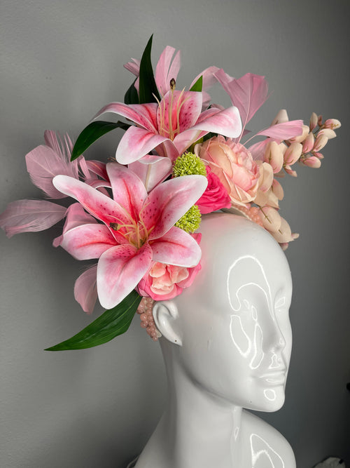 Altrosa Blumen Fascinator mit Stargazer Lilien, Rosen und Perlenkopfband