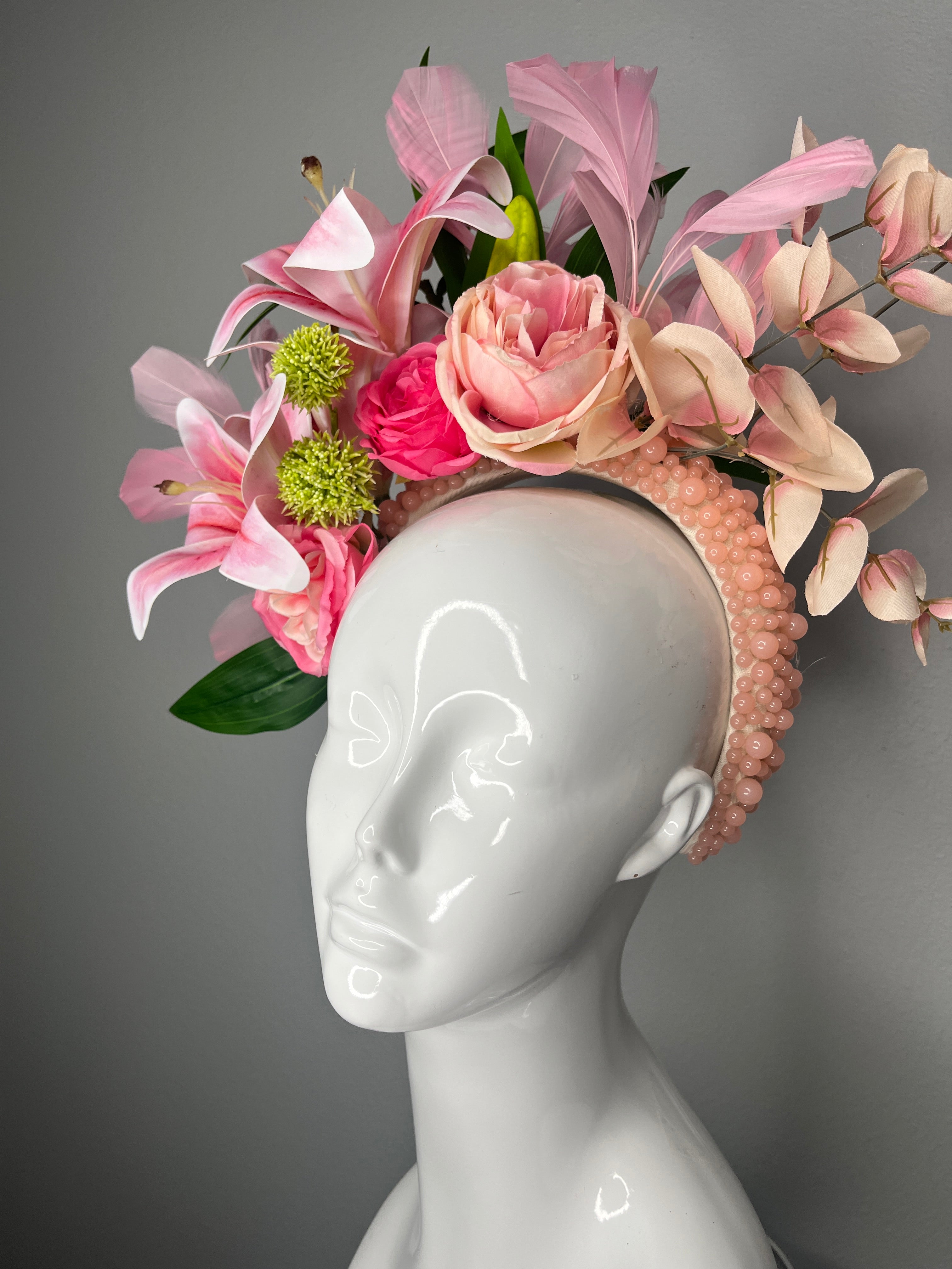 Altrosa Blumen Fascinator mit Stargazer Lilien, Rosen und Perlenkopfband
