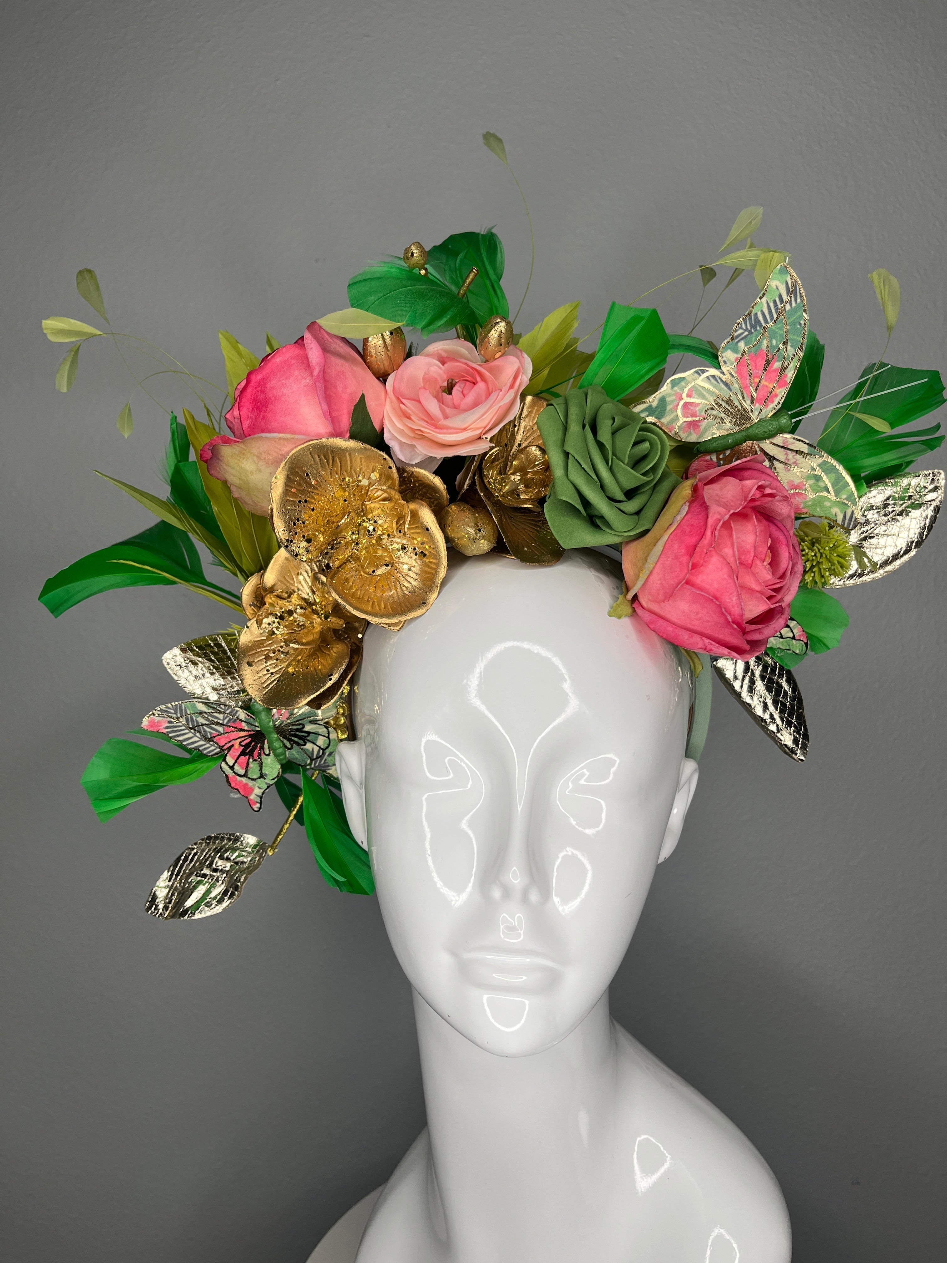 Kentucky Derby Blumen Fascinator-Hut | Rosa & Grün Statement-Kopfschmuck mit goldenen Akzenten | Gartenparty, Oaks-Renntag, Hut für Hochzeitsgäste