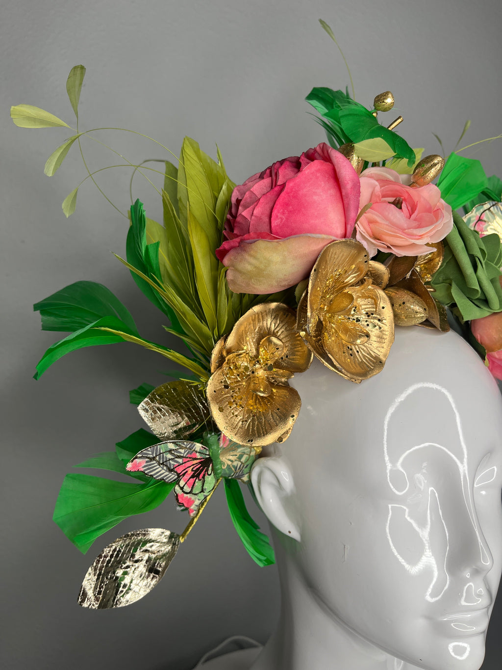 Kentucky Derby Blumen Fascinator-Hut | Rosa & Grün Statement-Kopfschmuck mit goldenen Akzenten | Gartenparty, Oaks-Renntag, Hut für Hochzeitsgäste
