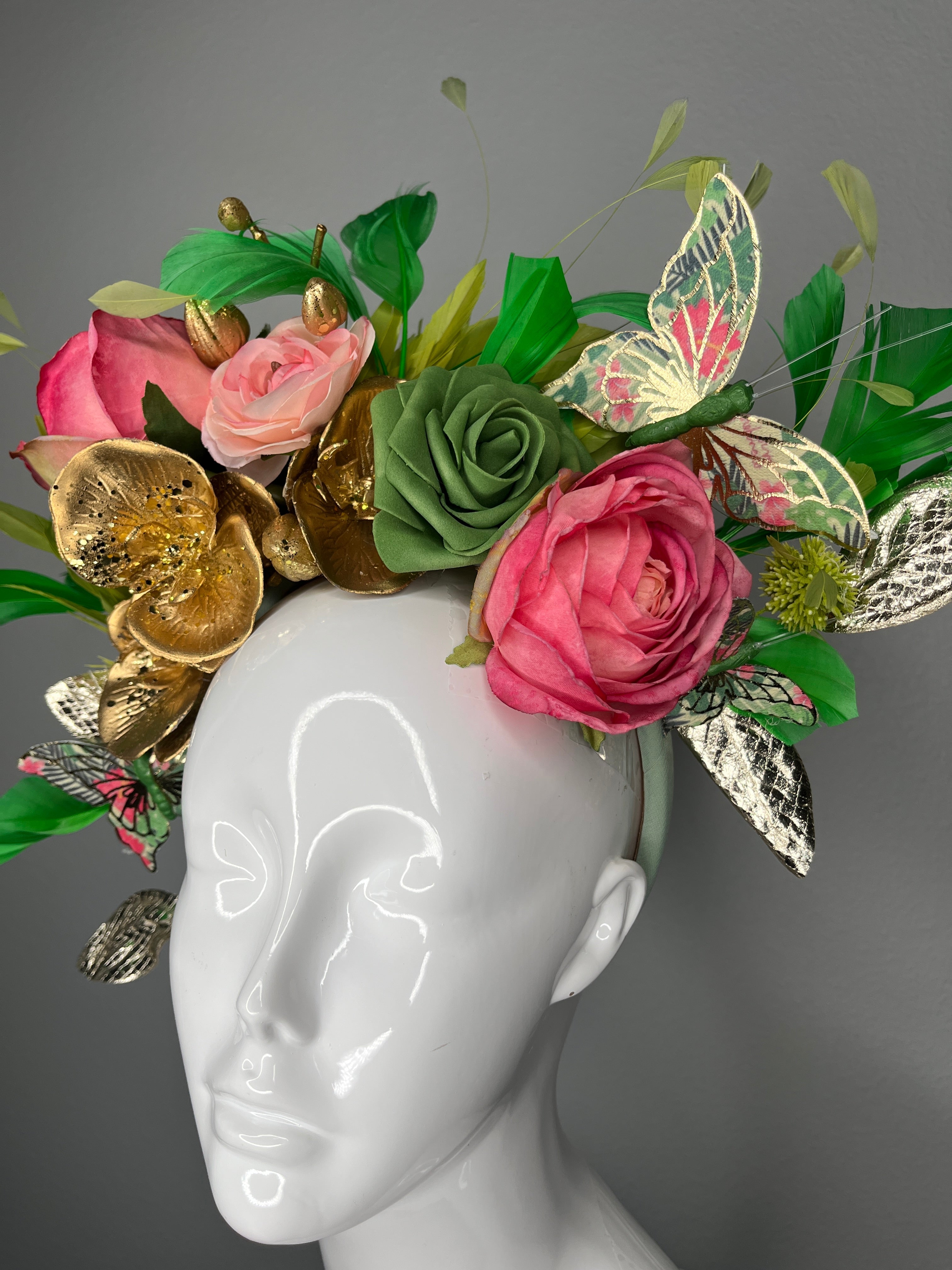 Kentucky Derby Blumen Fascinator-Hut | Rosa & Grün Statement-Kopfschmuck mit goldenen Akzenten | Gartenparty, Oaks-Renntag, Hut für Hochzeitsgäste