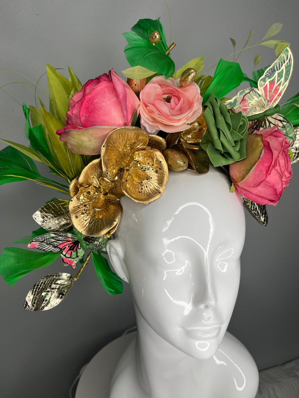 Kentucky Derby Blumen Fascinator-Hut | Rosa & Grün Statement-Kopfschmuck mit goldenen Akzenten | Gartenparty, Oaks-Renntag, Hut für Hochzeitsgäste
