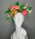 Kentucky Derby Blumen Fascinator-Hut | Rosa & Grün Statement-Kopfschmuck mit goldenen Akzenten | Gartenparty, Oaks-Renntag, Hut für Hochzeitsgäste
