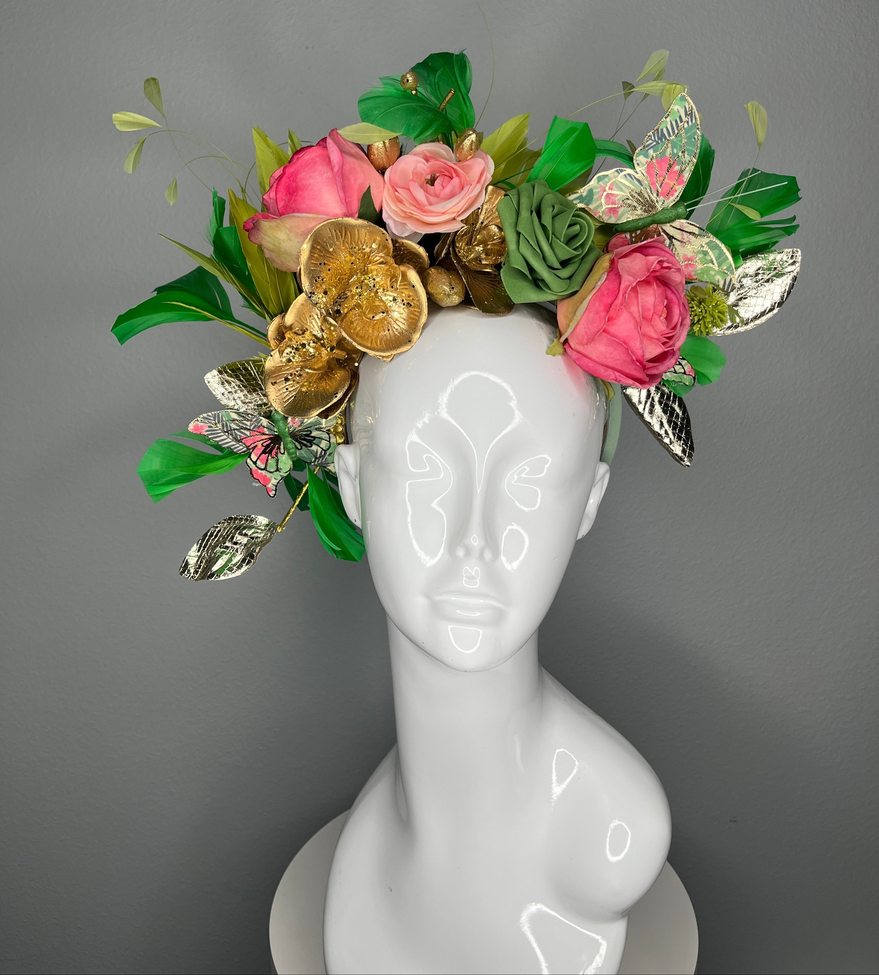 Kentucky Derby Blumen Fascinator-Hut | Rosa & Grün Statement-Kopfschmuck mit goldenen Akzenten | Gartenparty, Oaks-Renntag, Hut für Hochzeitsgäste