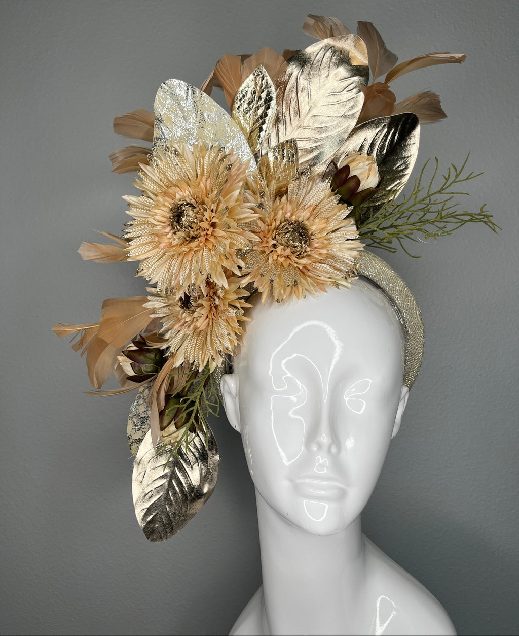 Champagner goldene Blumen Fascinator-Haarreif – Neutraler Derby-Hut mit Metallisch-goldene Blätter & Federverzierung