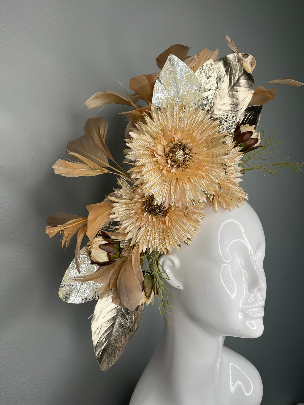 Champagner goldene Blumen Fascinator-Haarreif – Neutraler Derby-Hut mit Metallisch-goldene Blätter & Federverzierung