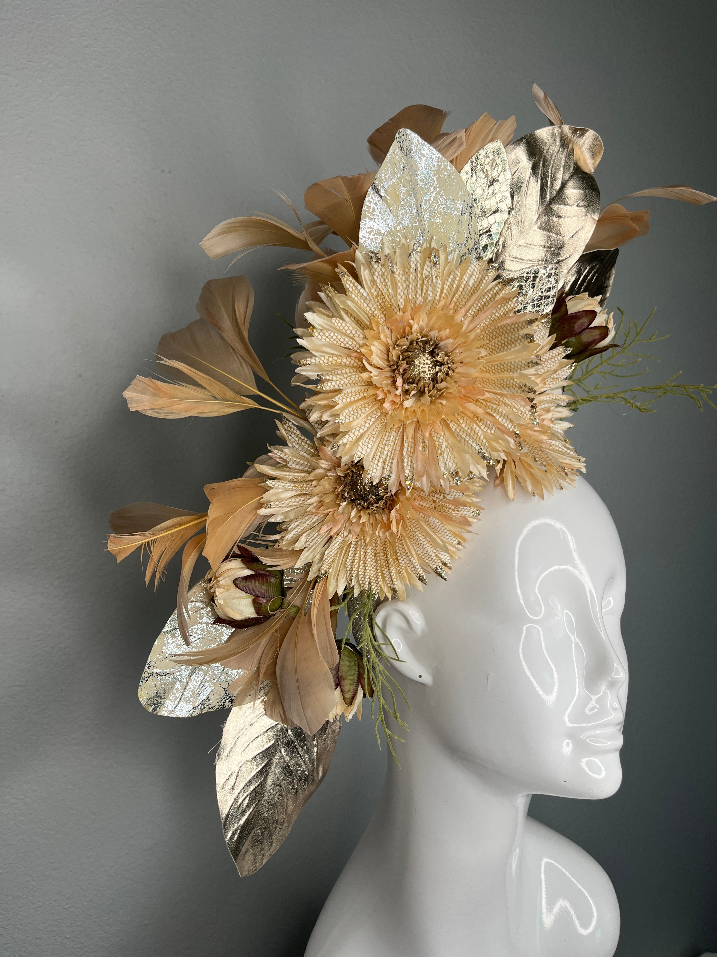 Champagner goldene Blumen Fascinator-Haarreif – Neutraler Derby-Hut mit Metallisch-goldene Blätter & Federverzierung