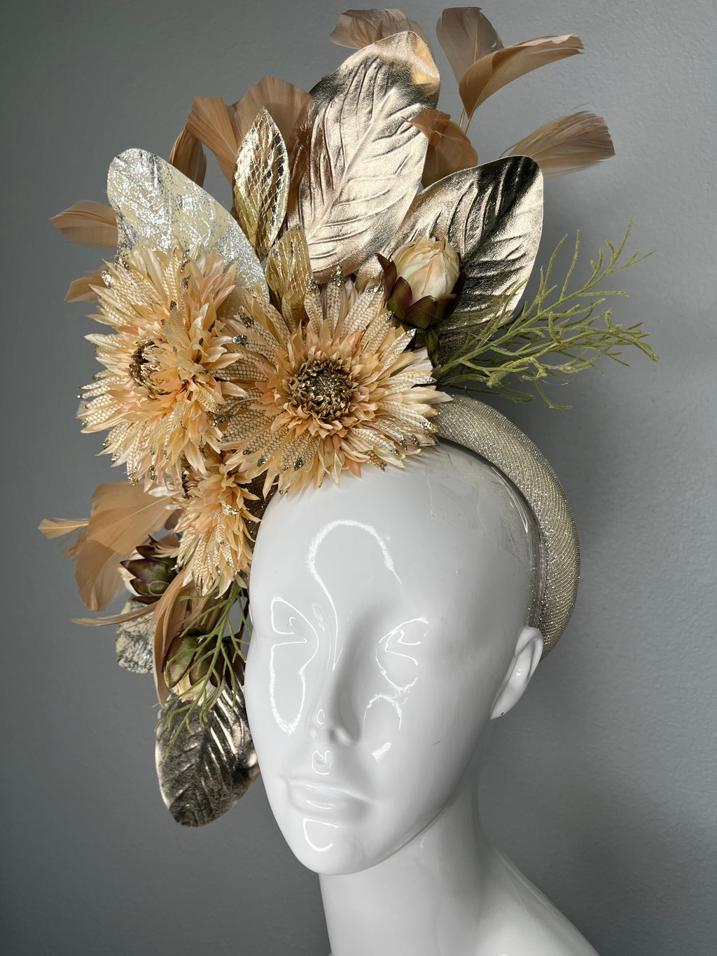 Champagner goldene Blumen Fascinator-Haarreif – Neutraler Derby-Hut mit Metallisch-goldene Blätter & Federverzierung