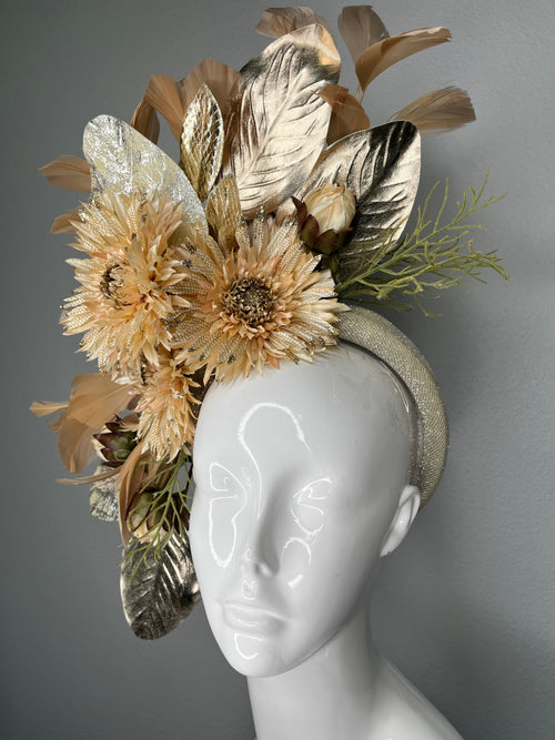 Champagner goldene Blumen Fascinator-Haarreif – Neutraler Derby-Hut mit Metallisch-goldene Blätter & Federverzierung