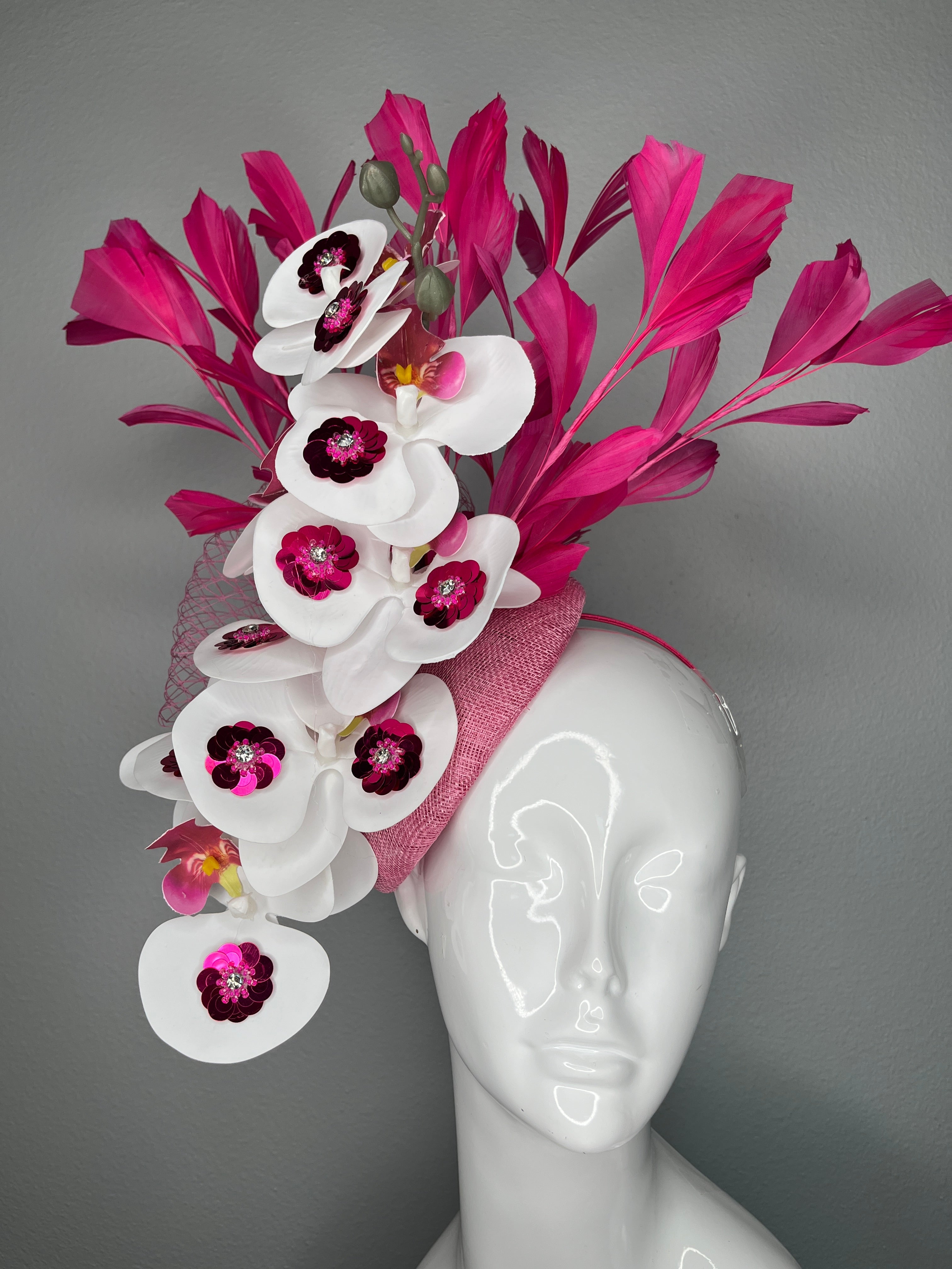Leuchtrosa Orchideen Fascinator mit Federn - Bold Derby Stirnband mit weißen Orchideen & Pailletten Detail